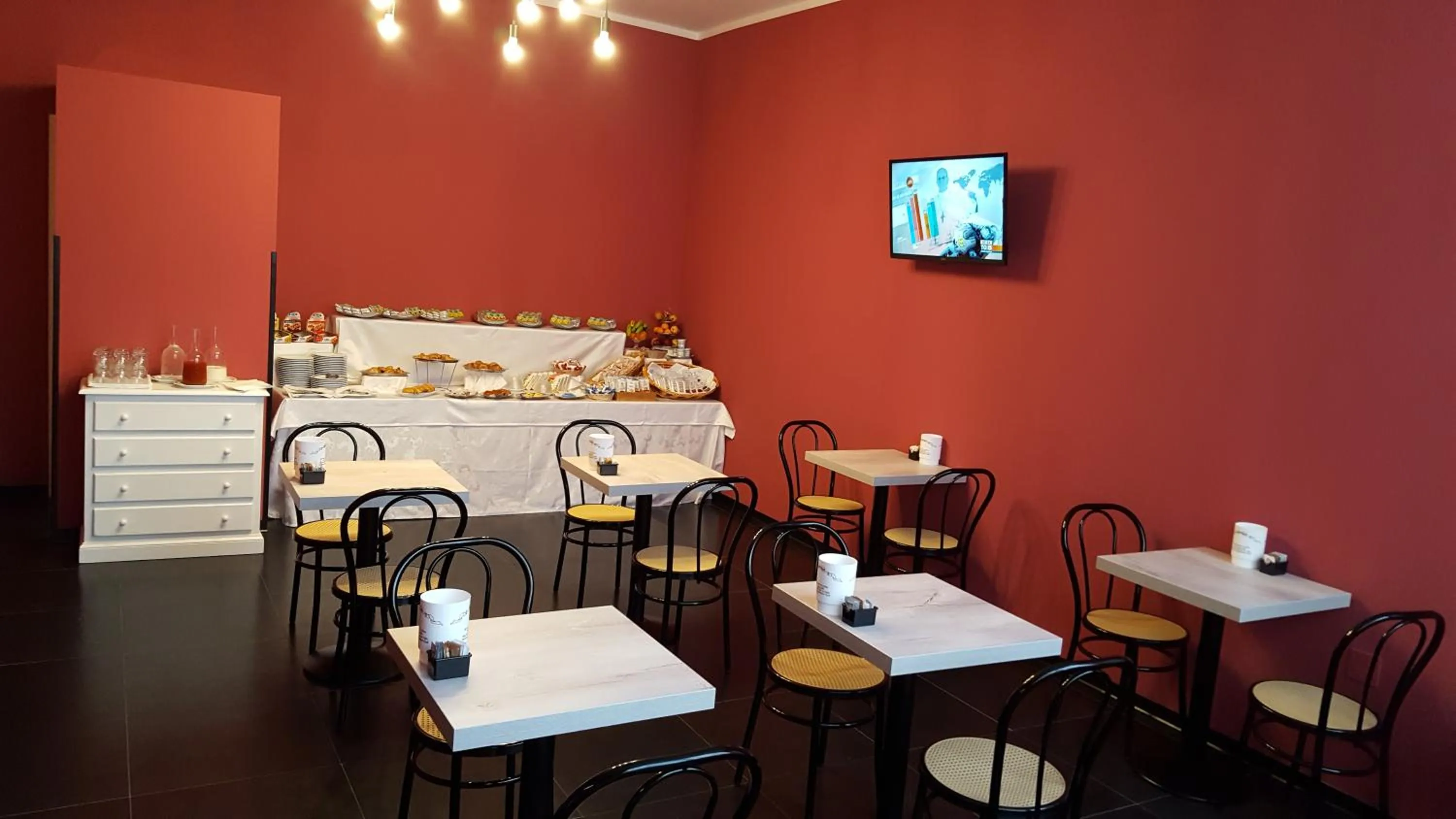 Restaurant/places to eat in Hotel Ascot