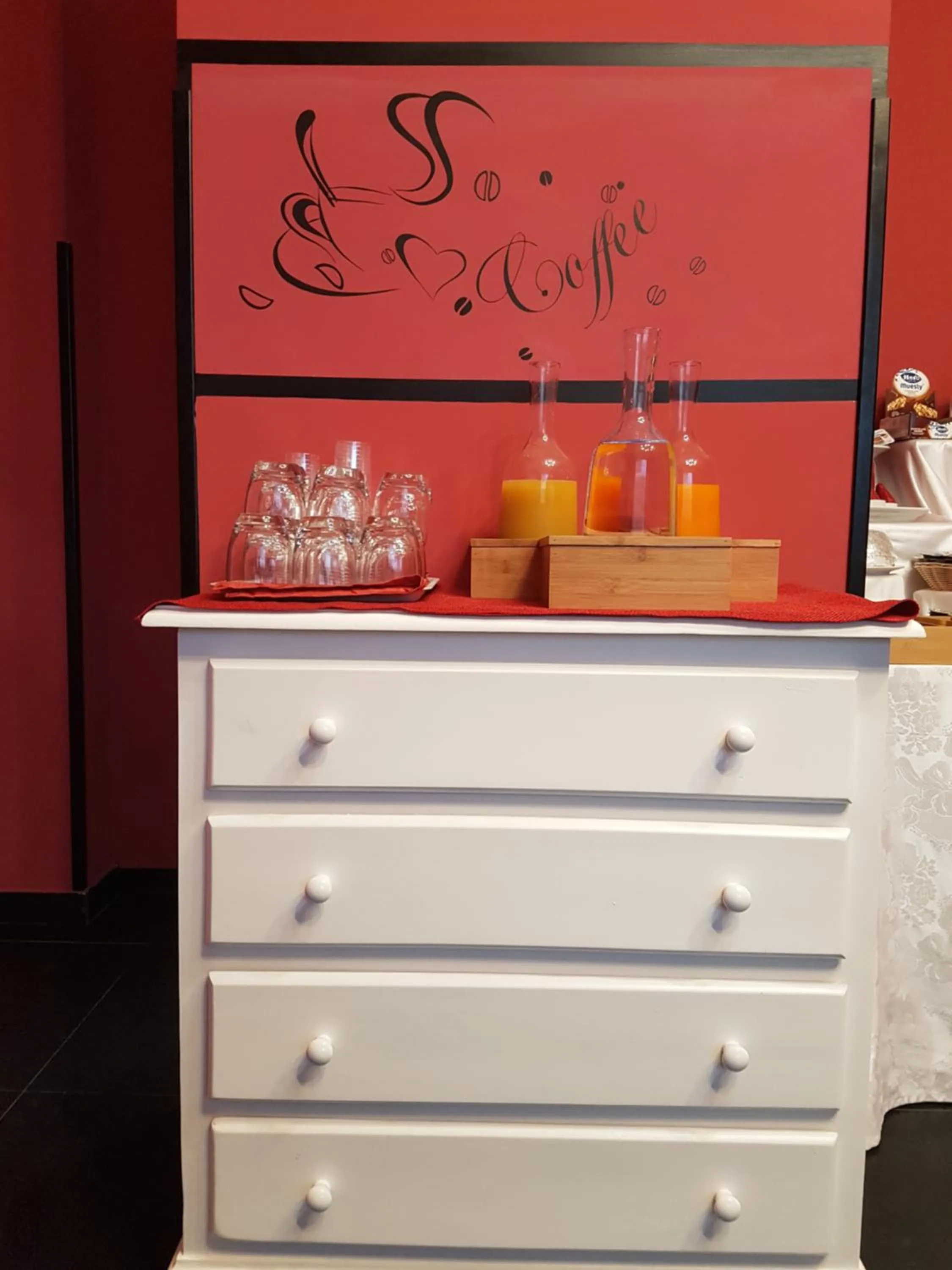 Restaurant/places to eat in Hotel Ascot