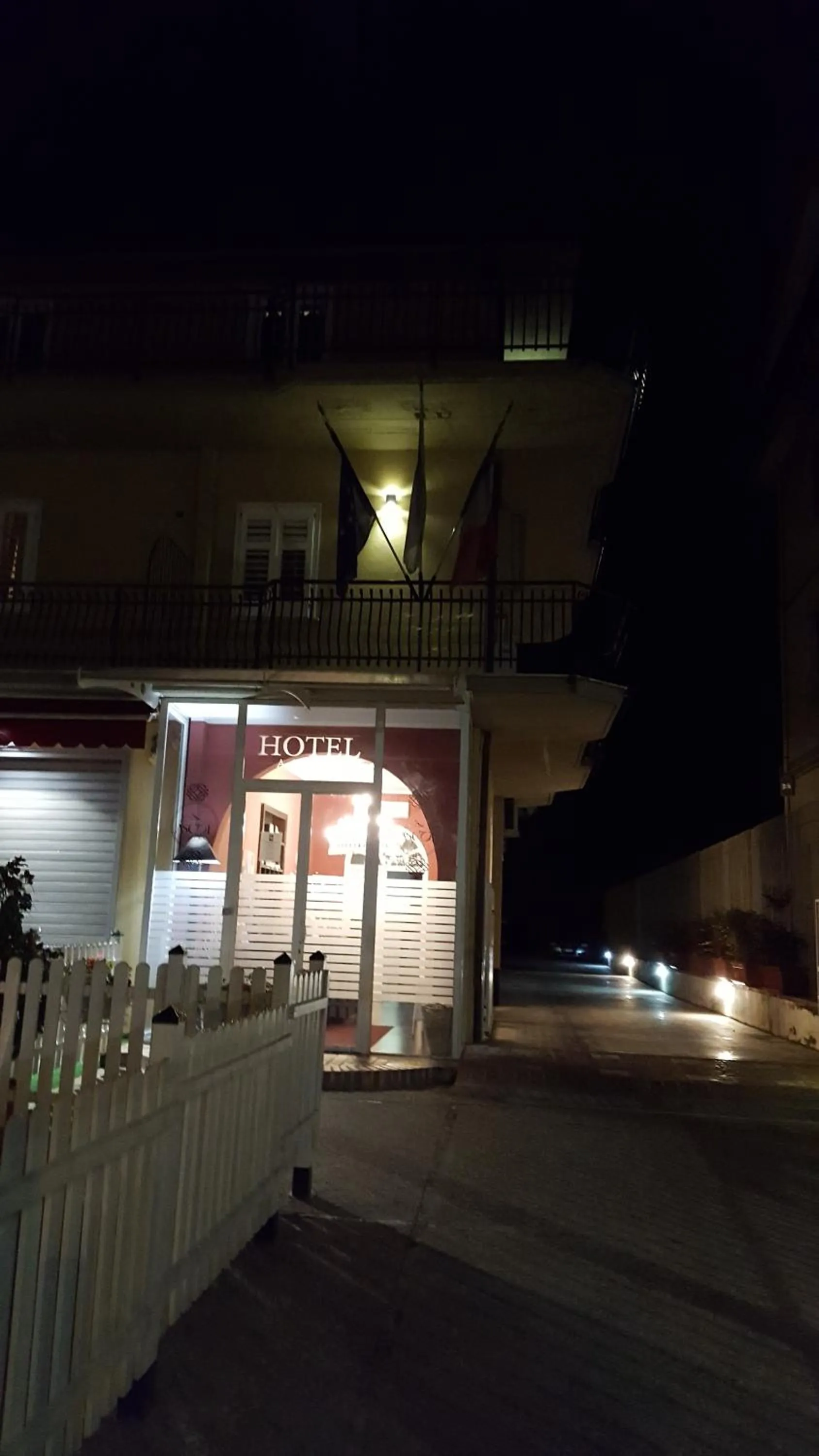 Facade/entrance in Hotel Ascot