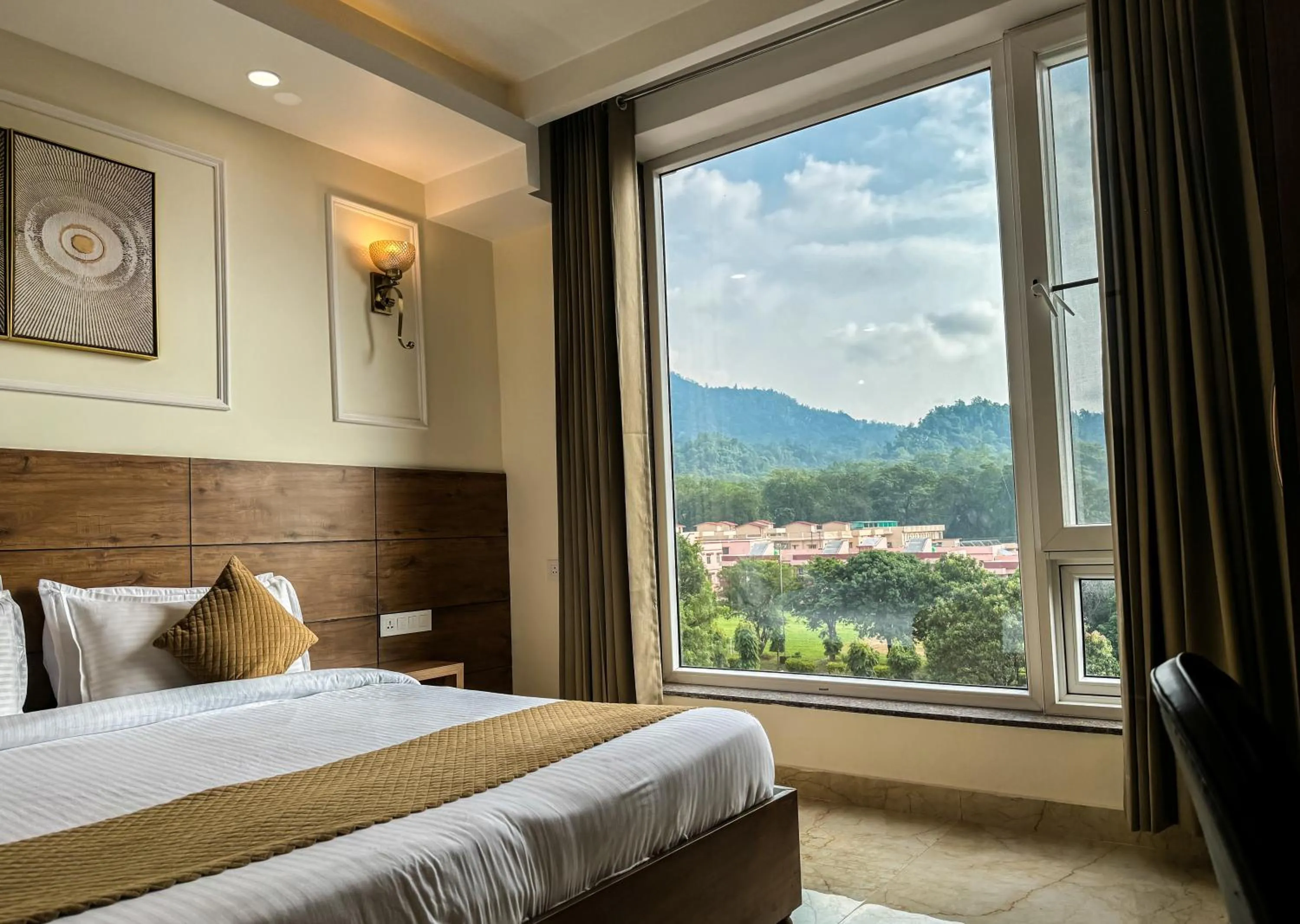 Bedroom, Bed in Hotel Nirvana Bliss, Behind Parmarth Niketan