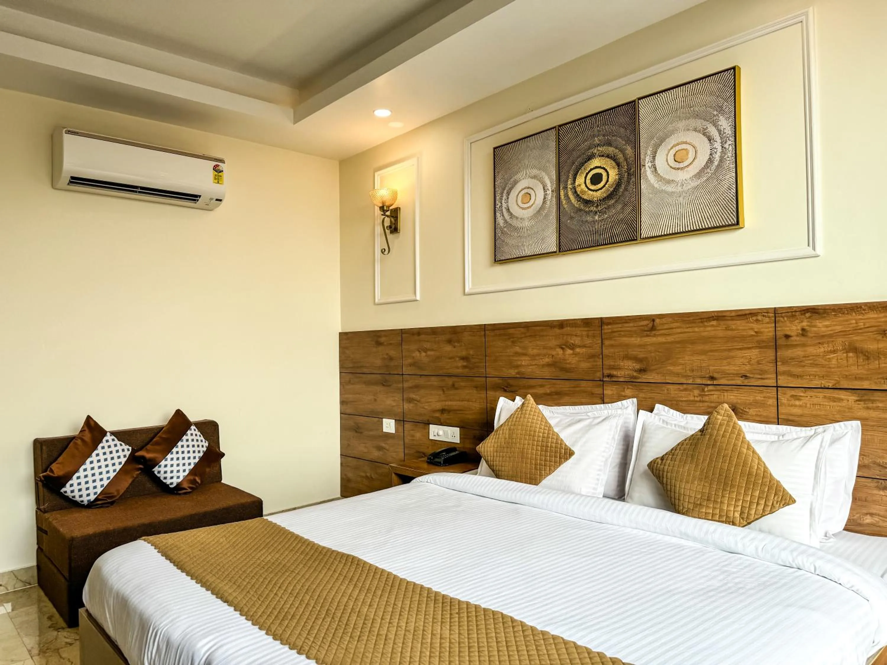 Bedroom, Bed in Hotel Nirvana Bliss, Behind Parmarth Niketan