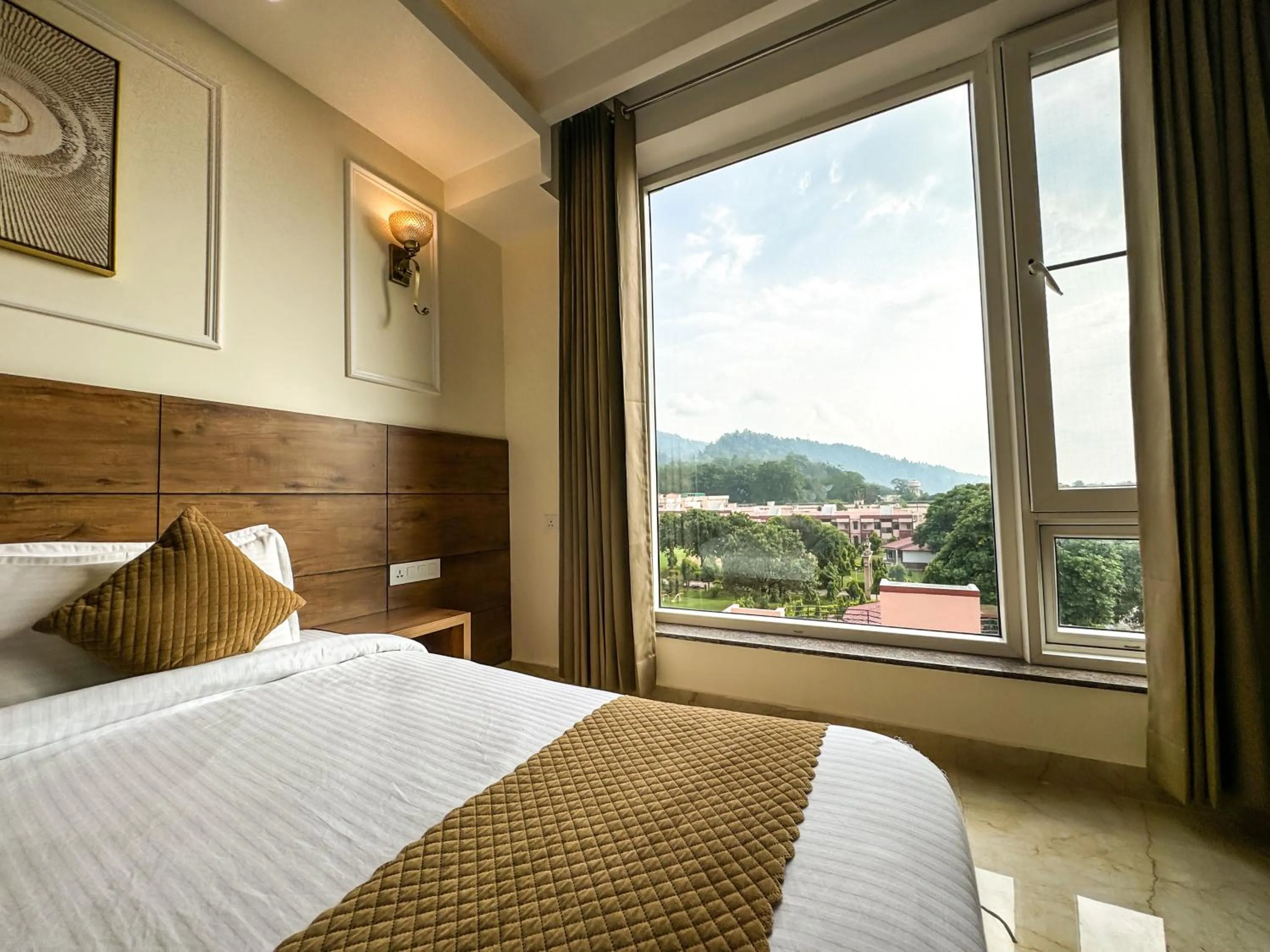 Bedroom, Bed in Hotel Nirvana Bliss, Behind Parmarth Niketan