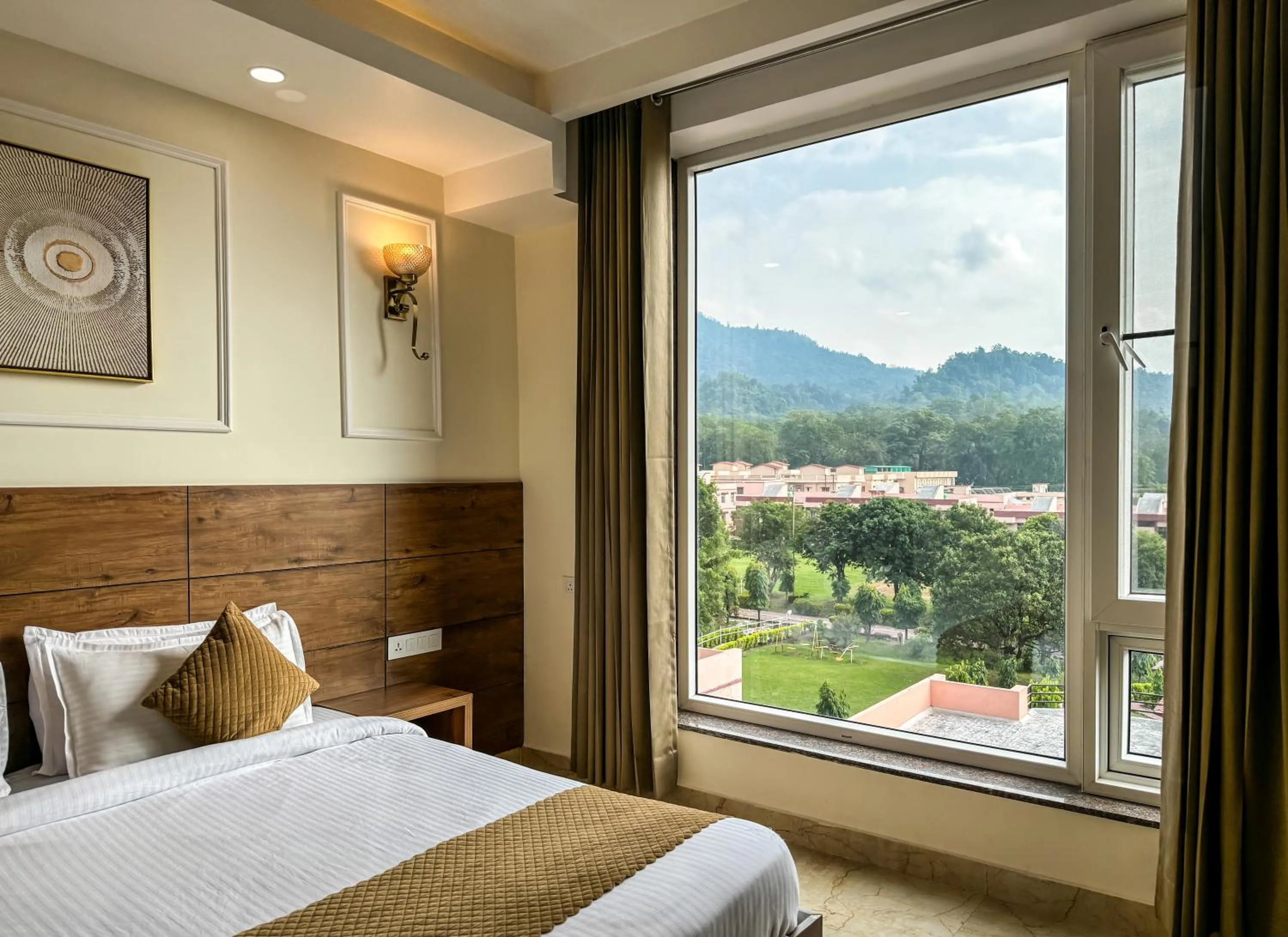 Bedroom, Bed in Hotel Nirvana Bliss, Behind Parmarth Niketan