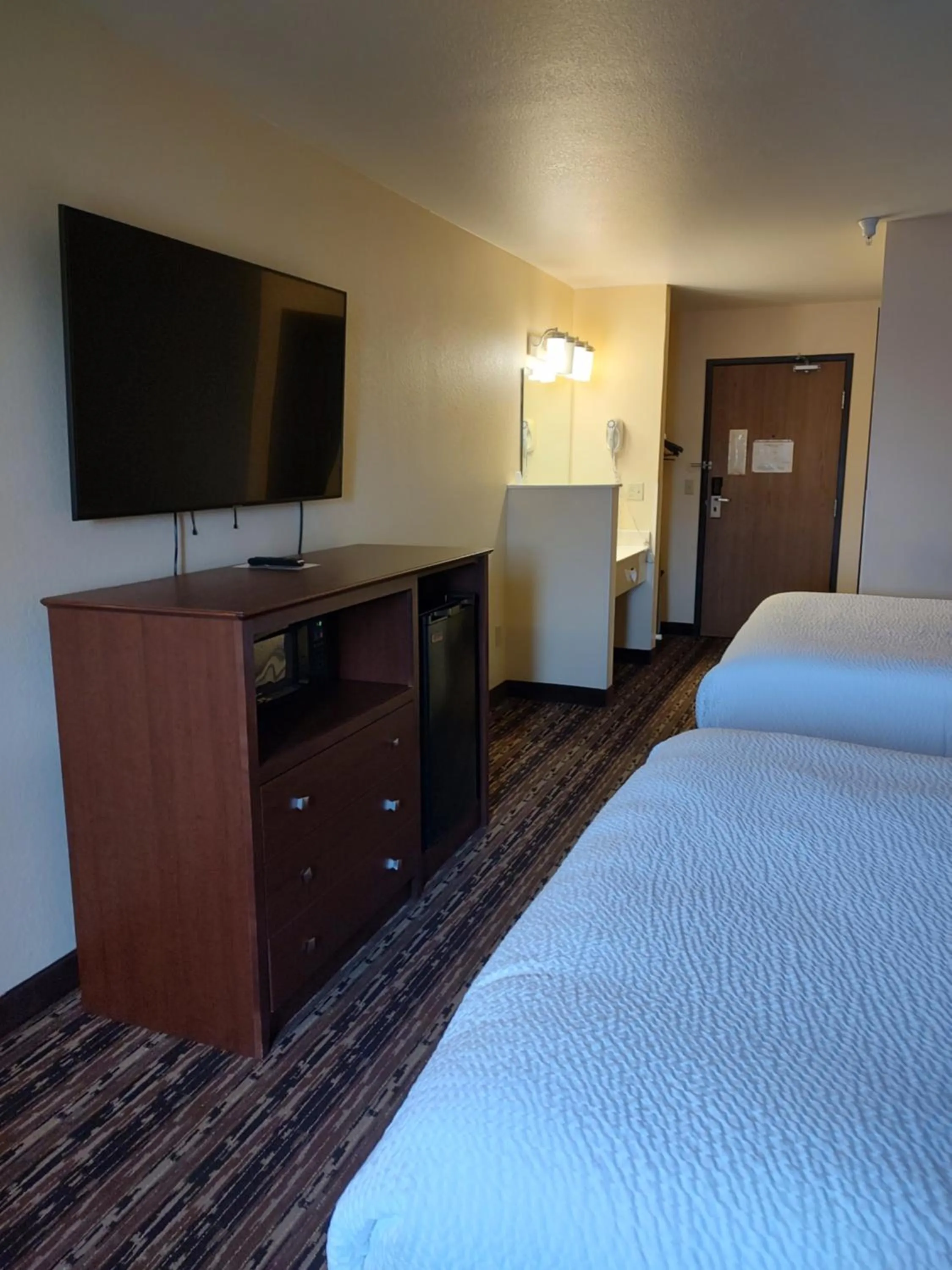 Bed in Days Inn & Suites by Wyndham Fargo 19th Ave/Airport Dome