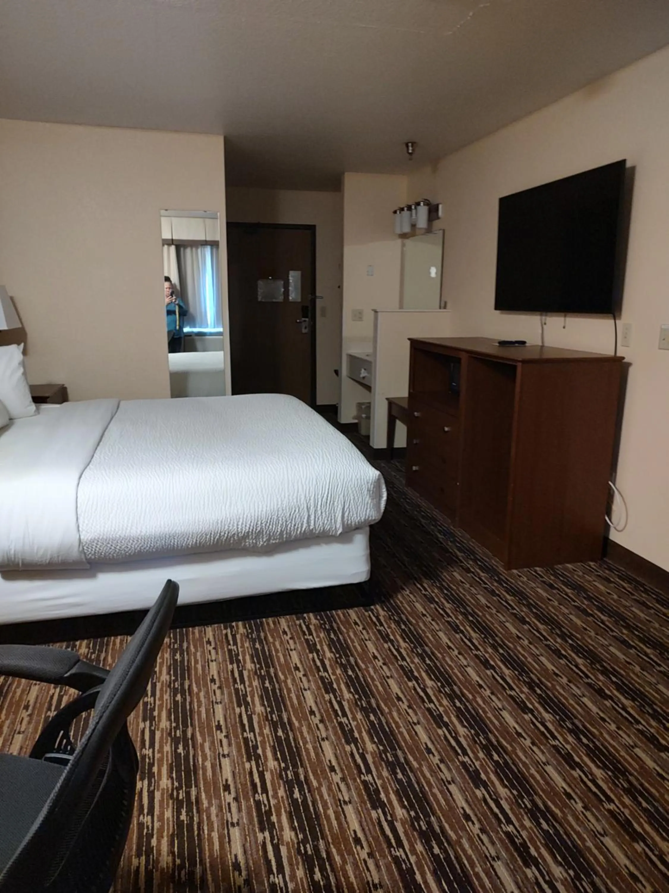 Bed in Days Inn & Suites by Wyndham Fargo 19th Ave/Airport Dome
