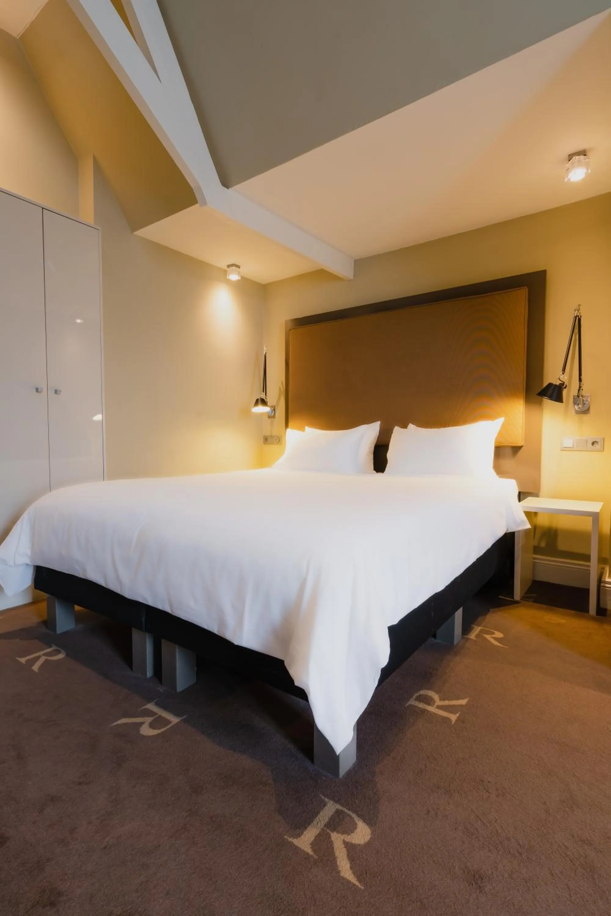 Bed in Hotel Roemer Amsterdam