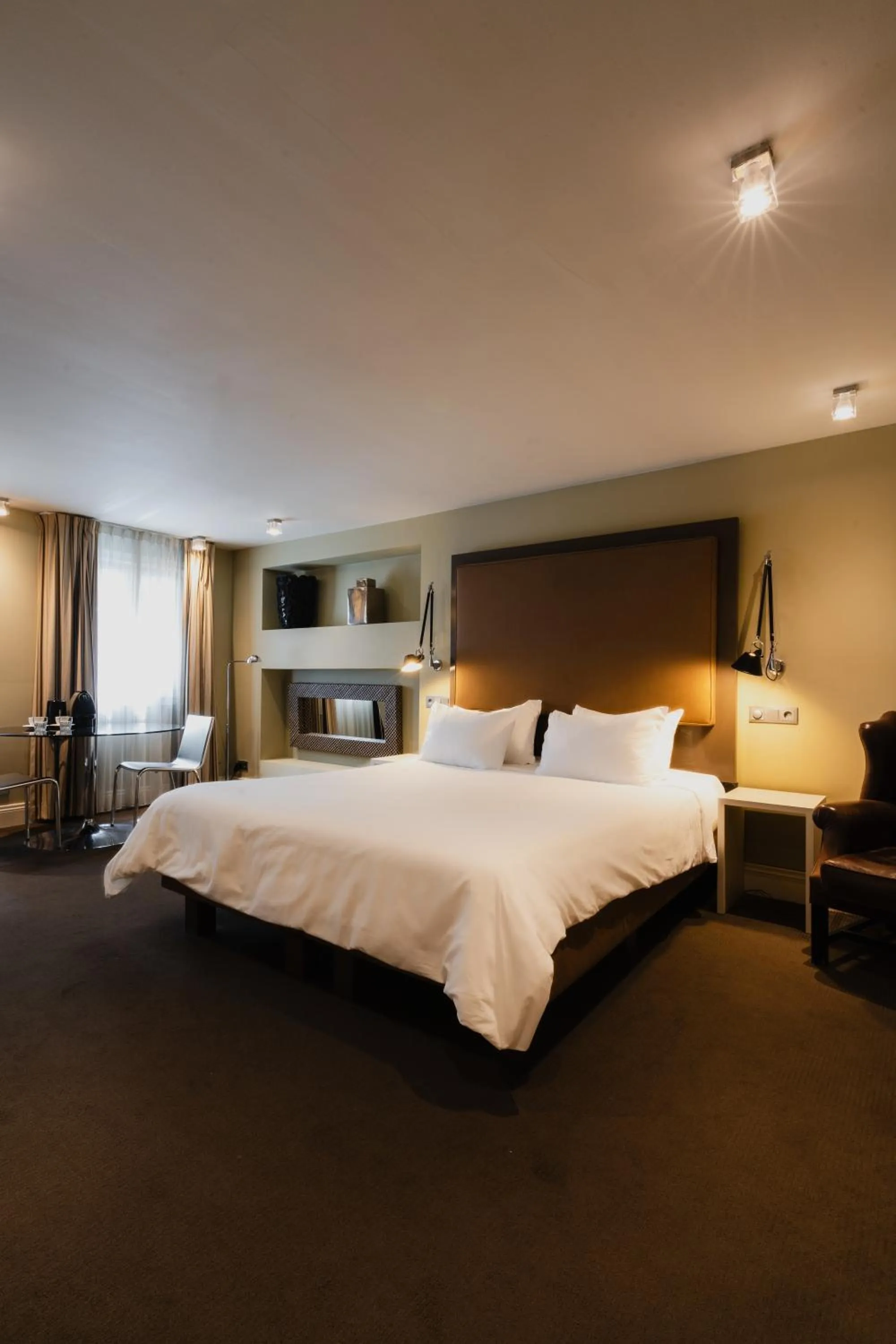 Bed in Hotel Roemer Amsterdam