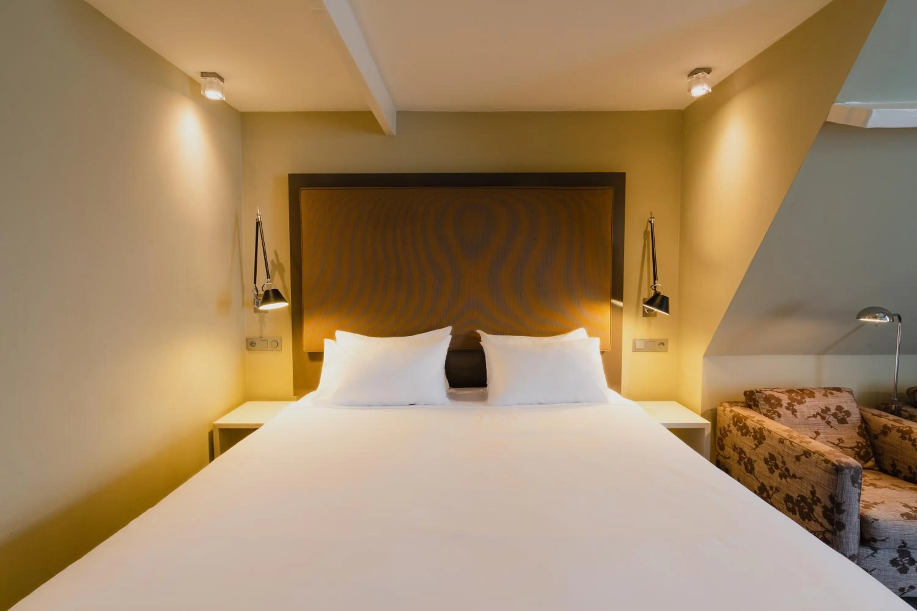 Bed in Hotel Roemer Amsterdam