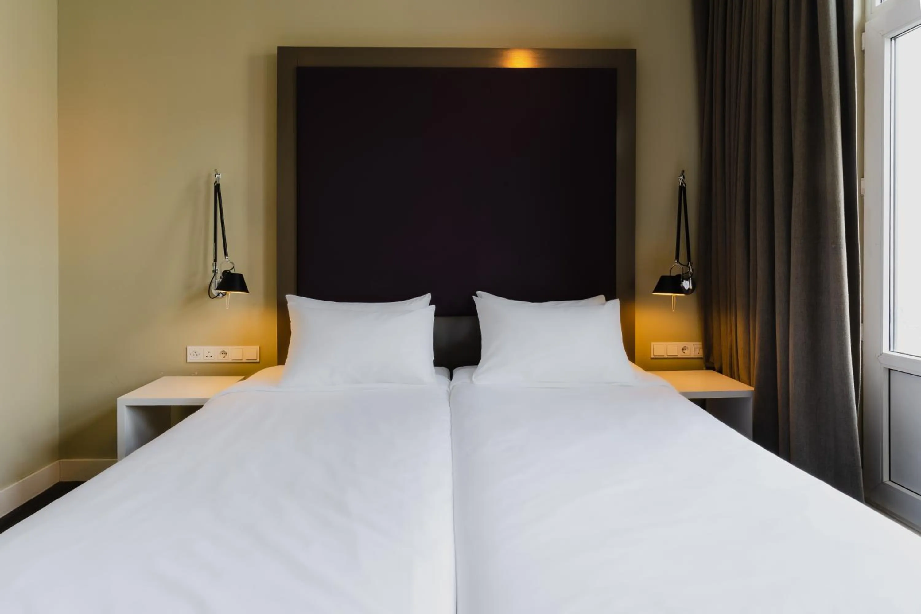 Bed in Hotel Roemer Amsterdam