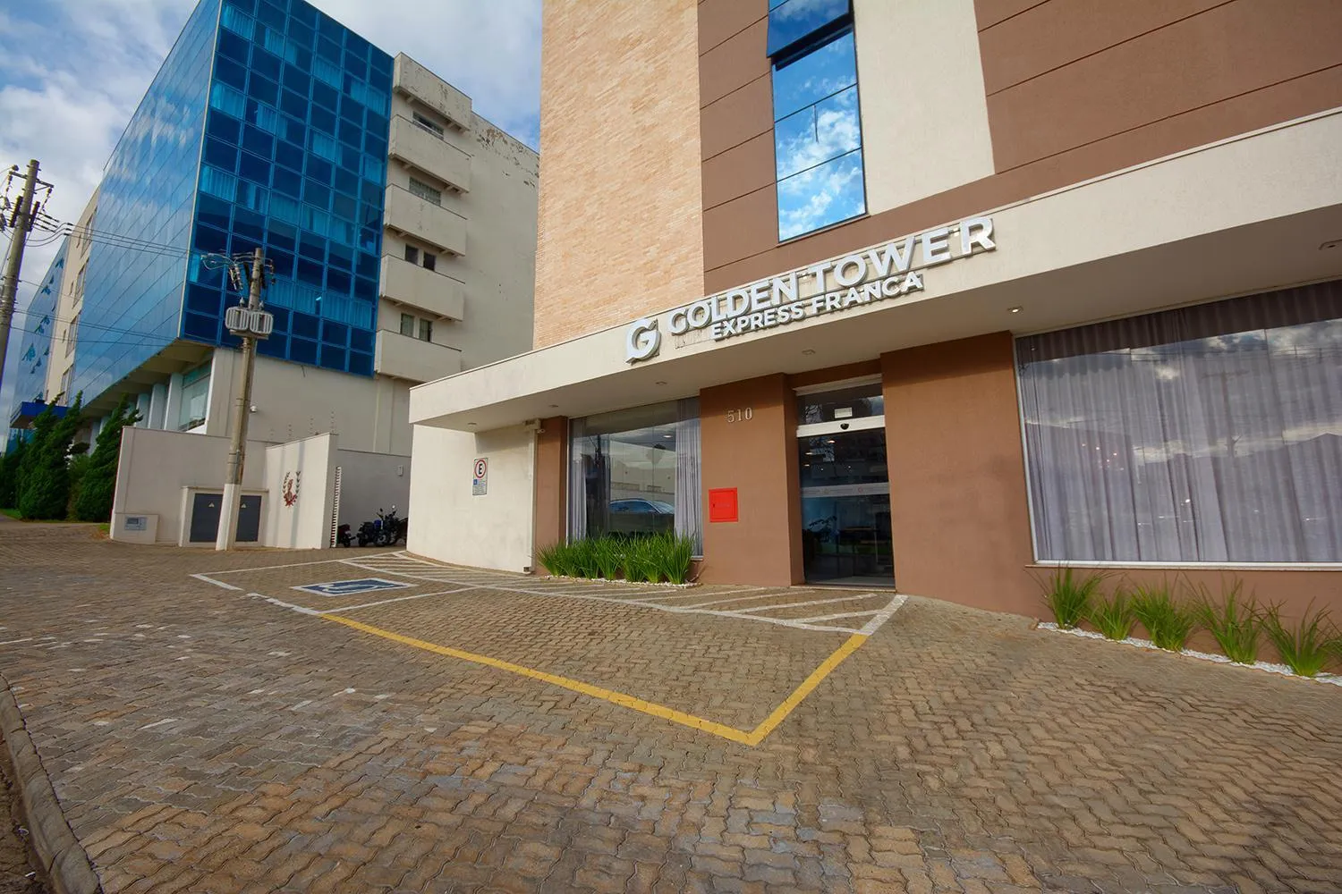 Property building in Golden Tower Express Franca by Fênix Hotéis