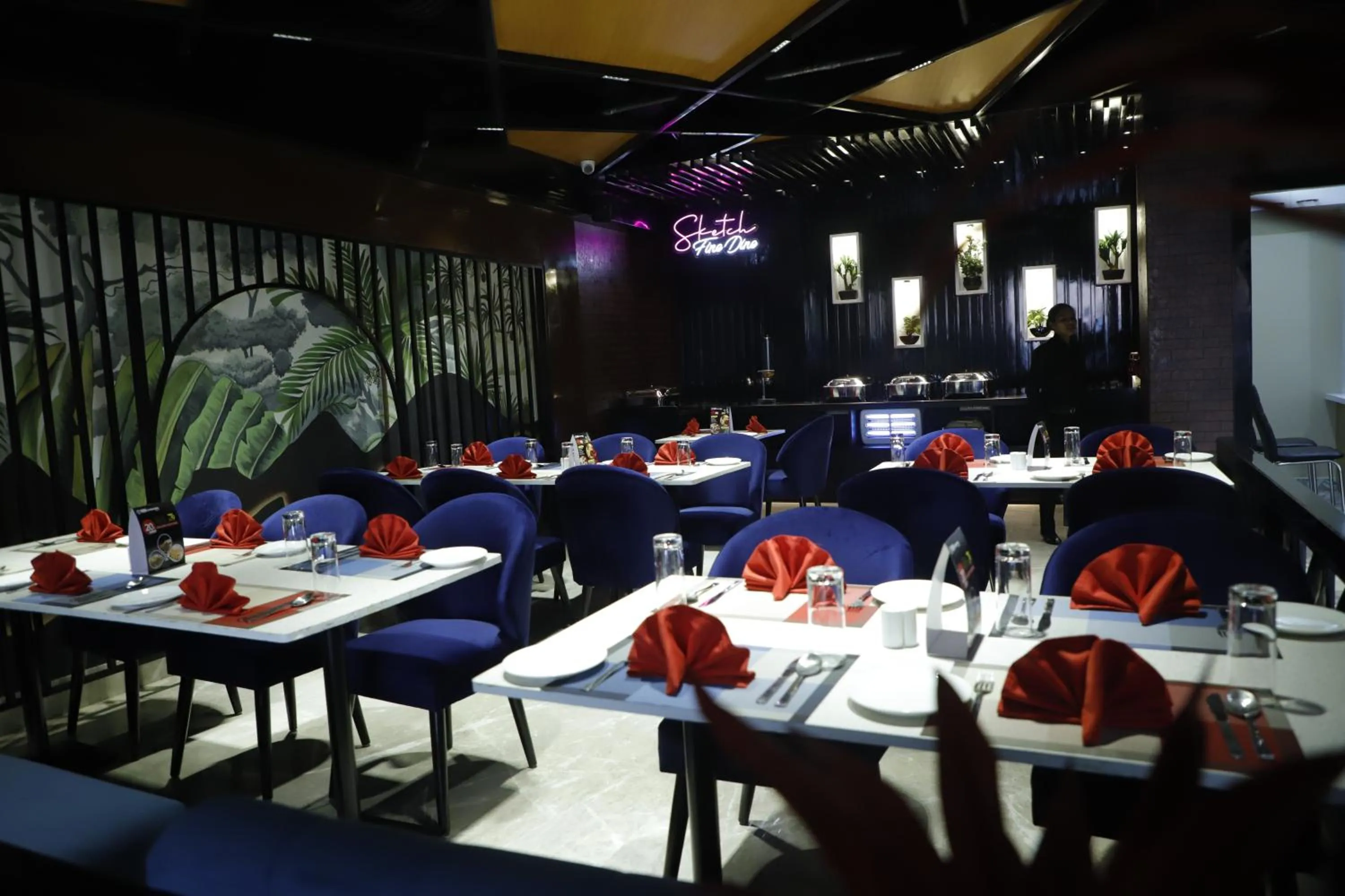 Restaurant/places to eat in Hotel Trax International