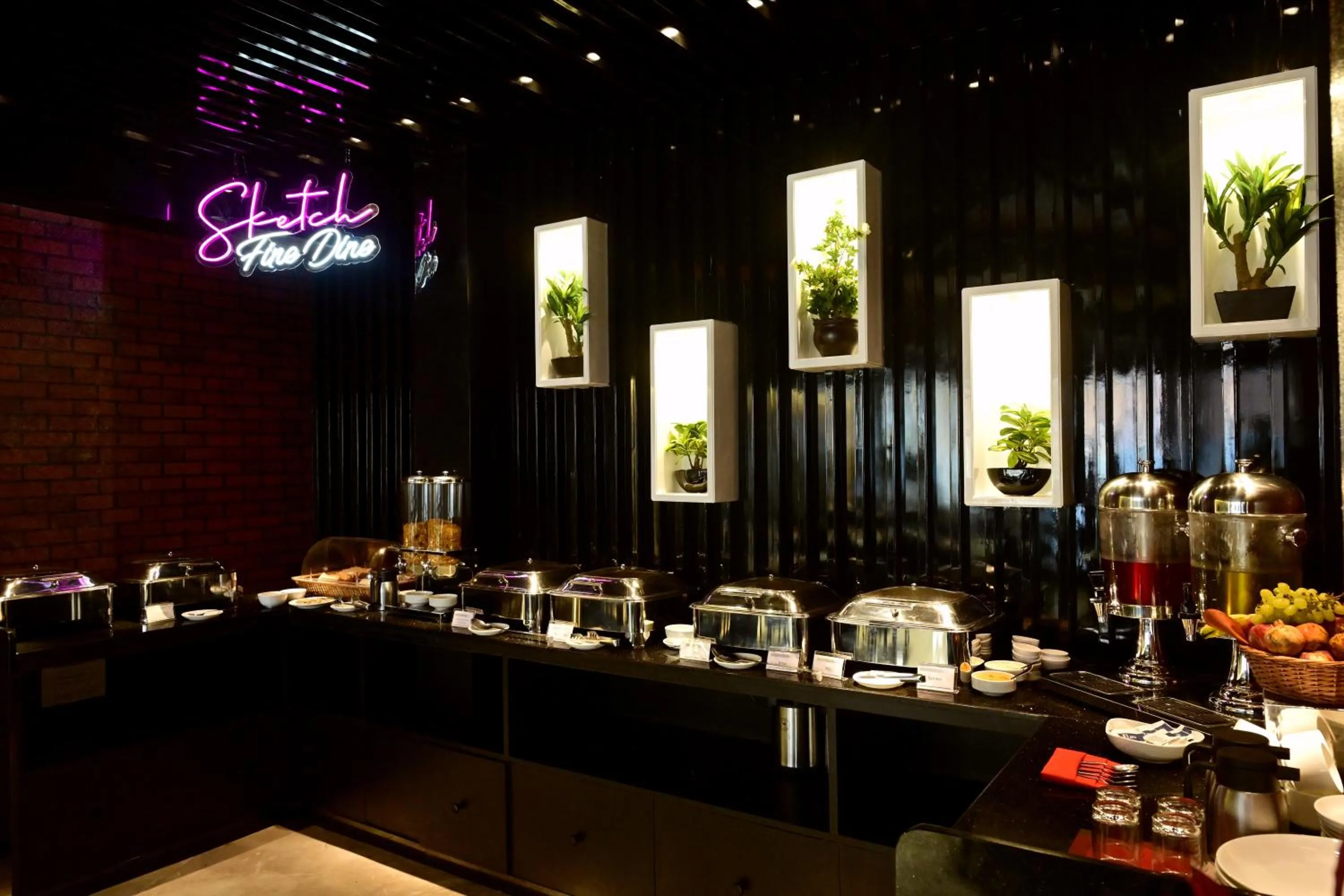 Restaurant/places to eat in Hotel Trax International