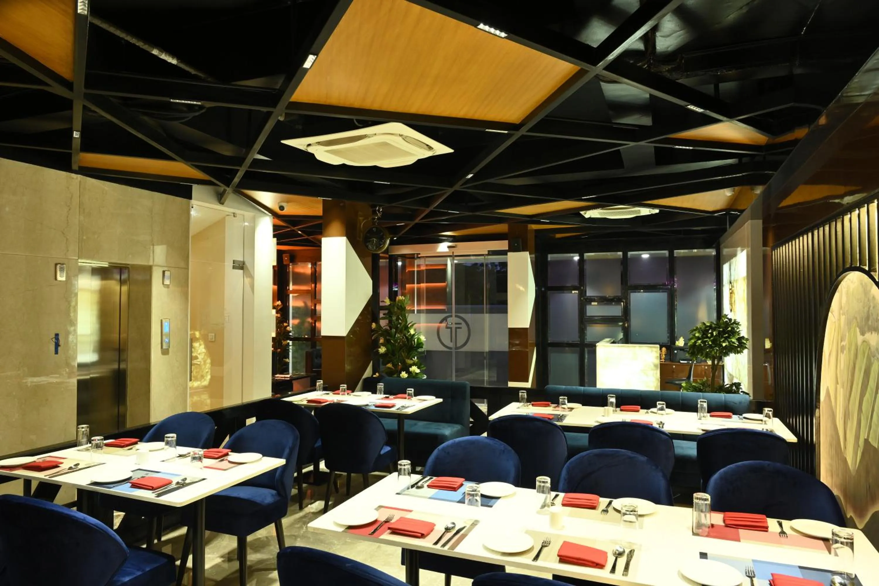 Restaurant/places to eat in Hotel Trax International