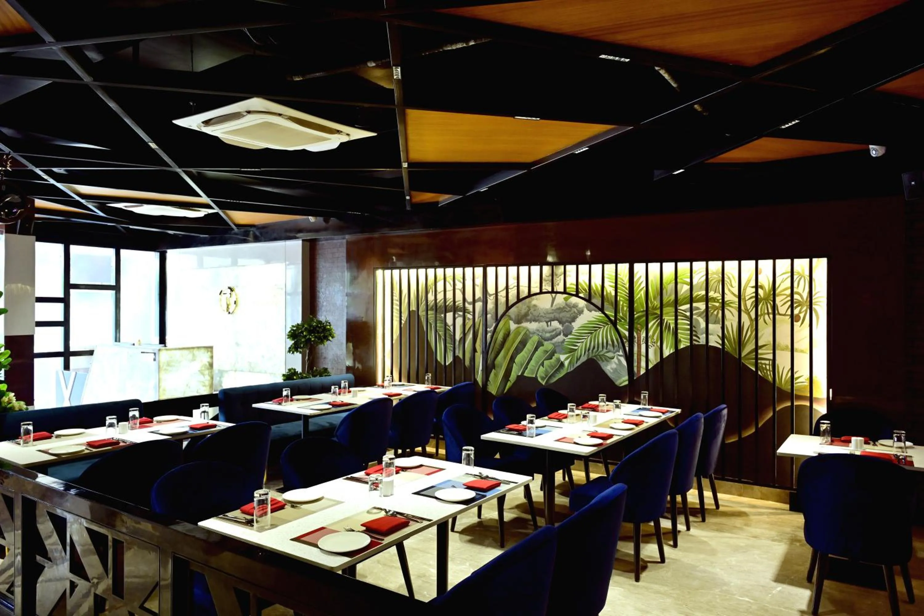 Restaurant/places to eat in Hotel Trax International