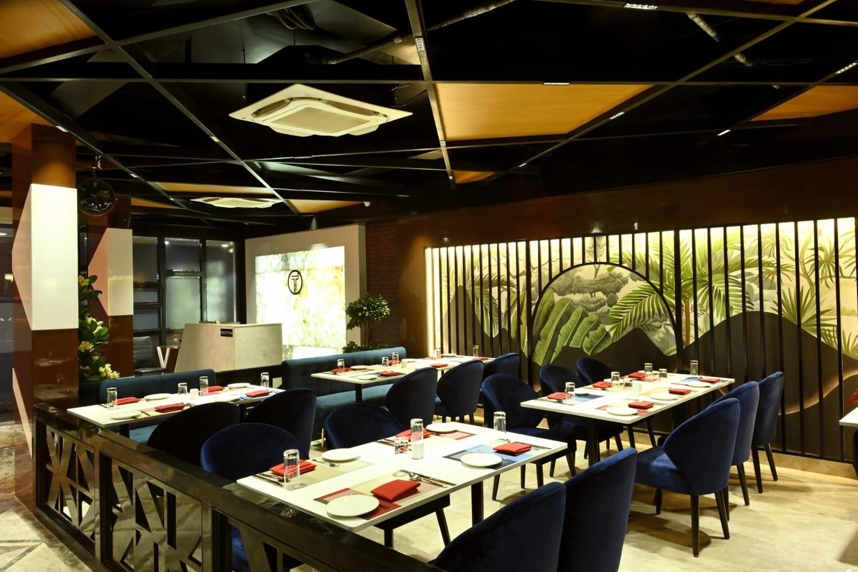 Restaurant/places to eat in Hotel Trax International