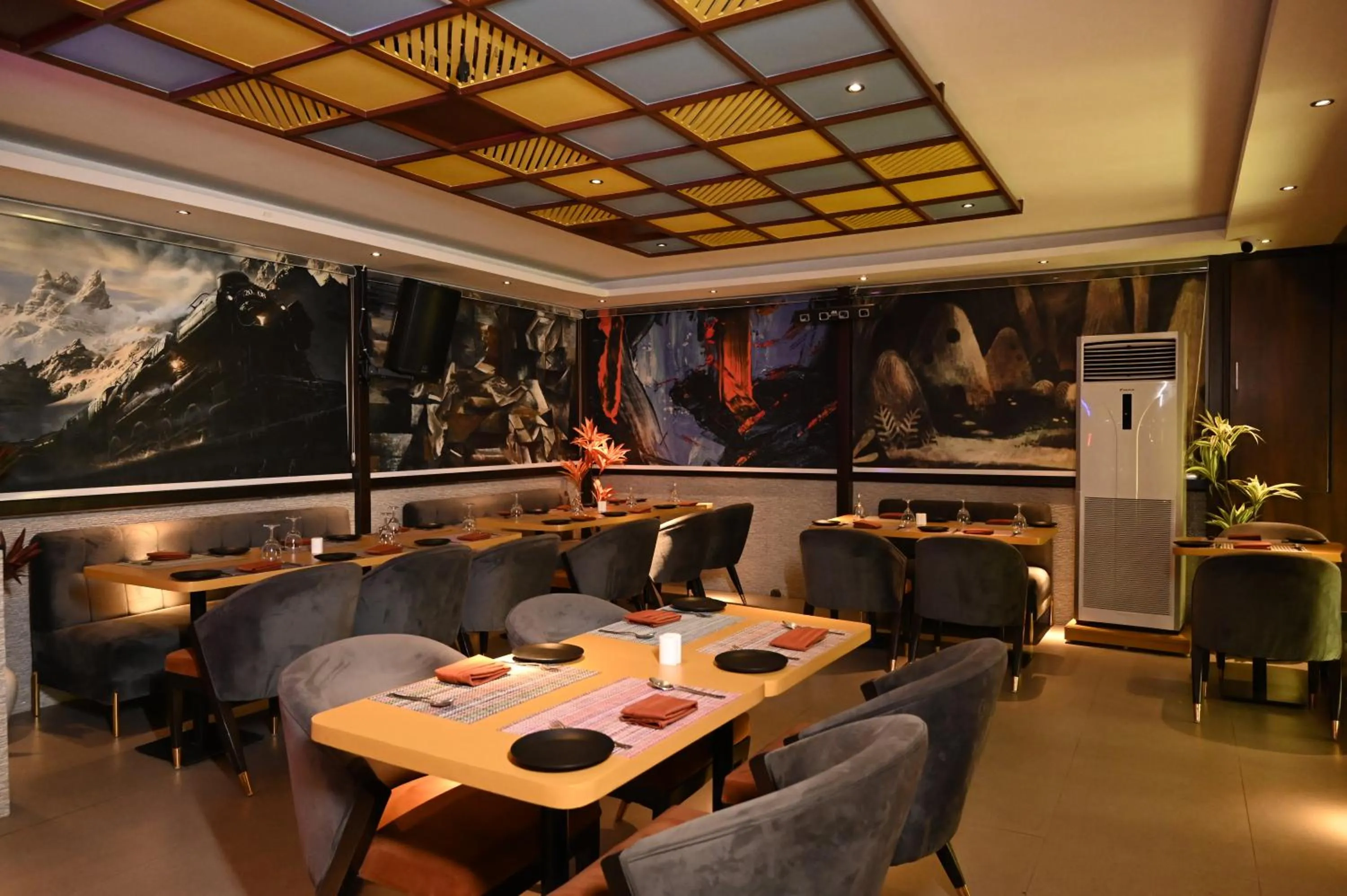 Restaurant/places to eat in Hotel Trax International