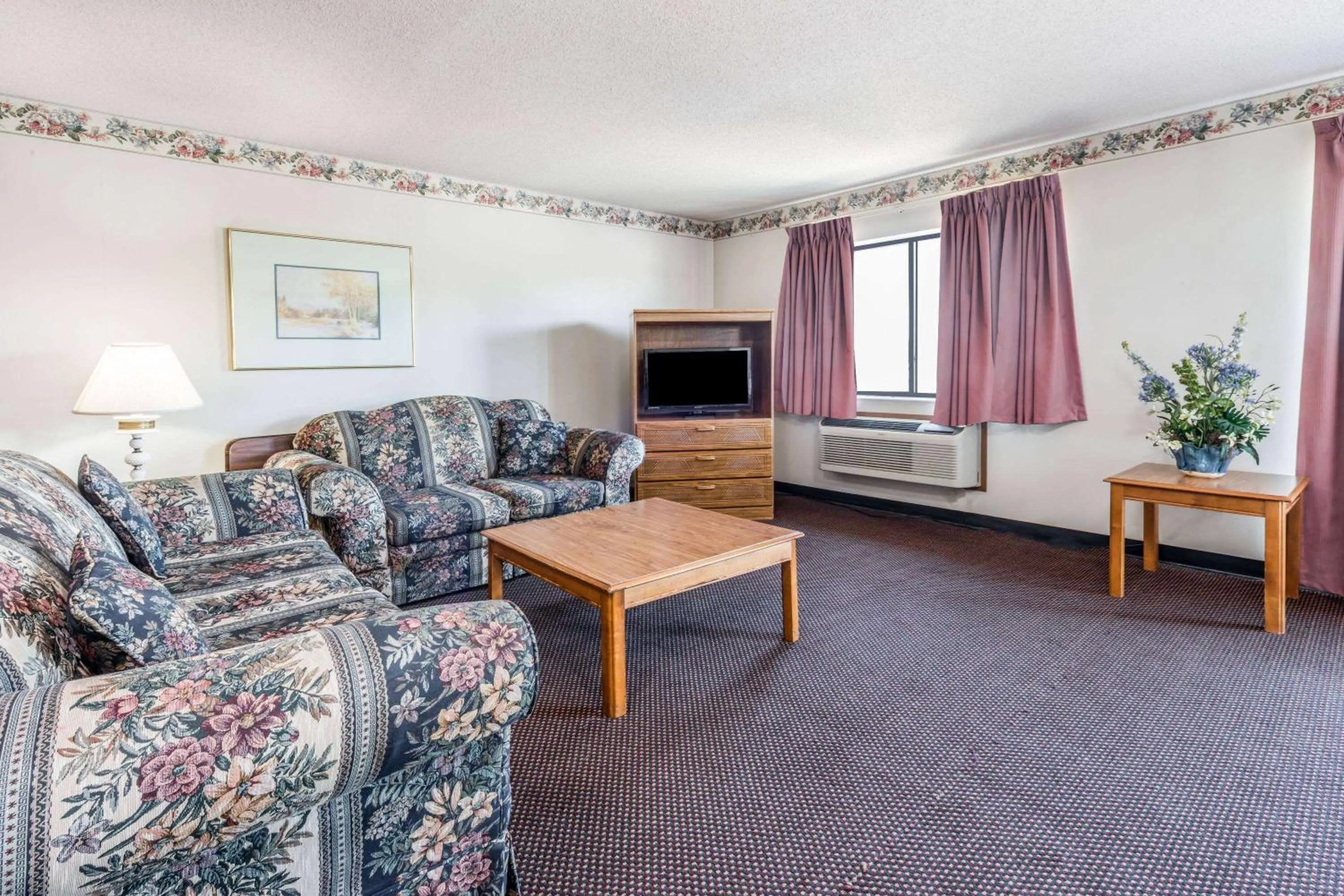 Photo of the whole room in Super 8 by Wyndham Du Quoin