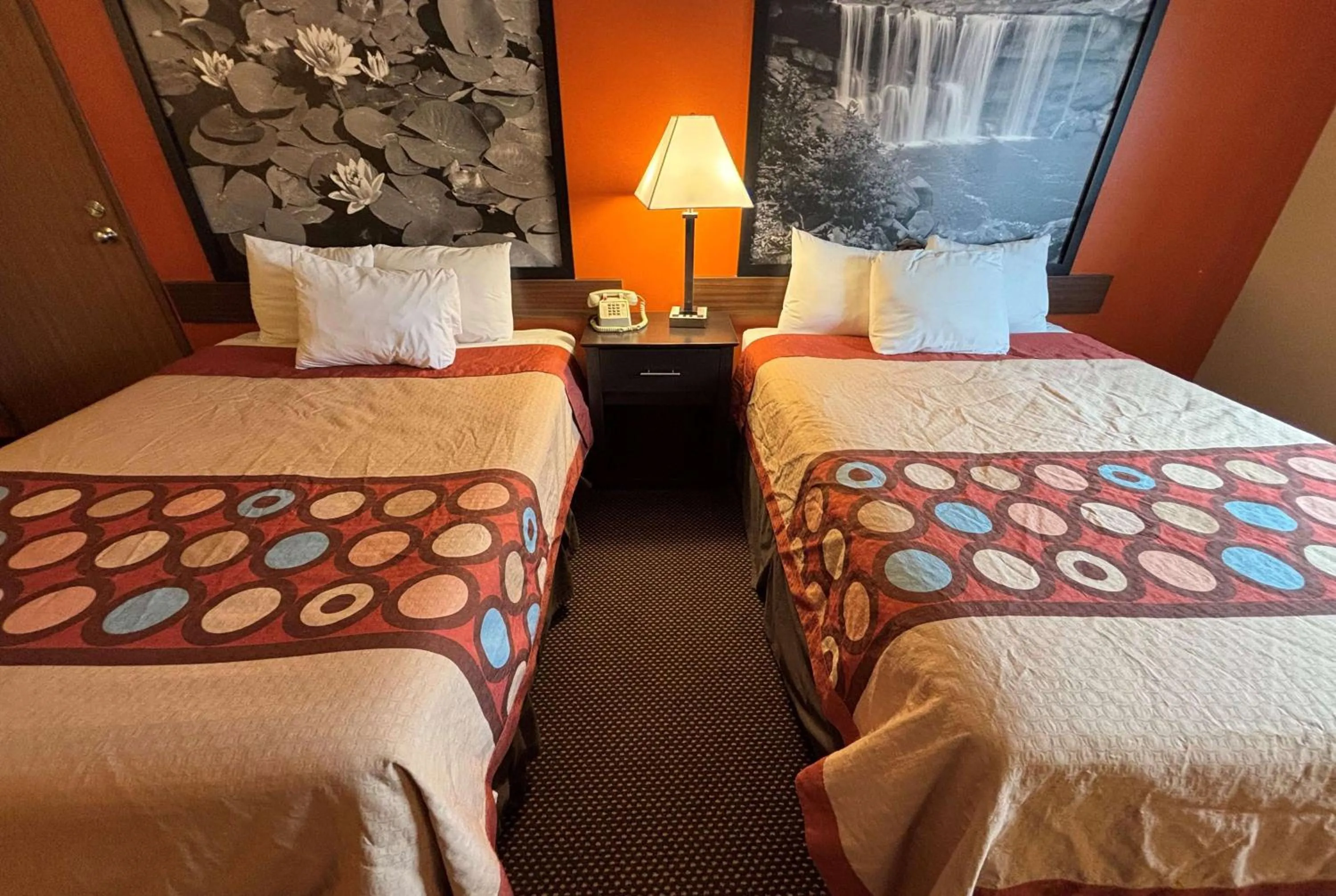 Photo of the whole room, Bed in Super 8 by Wyndham Du Quoin