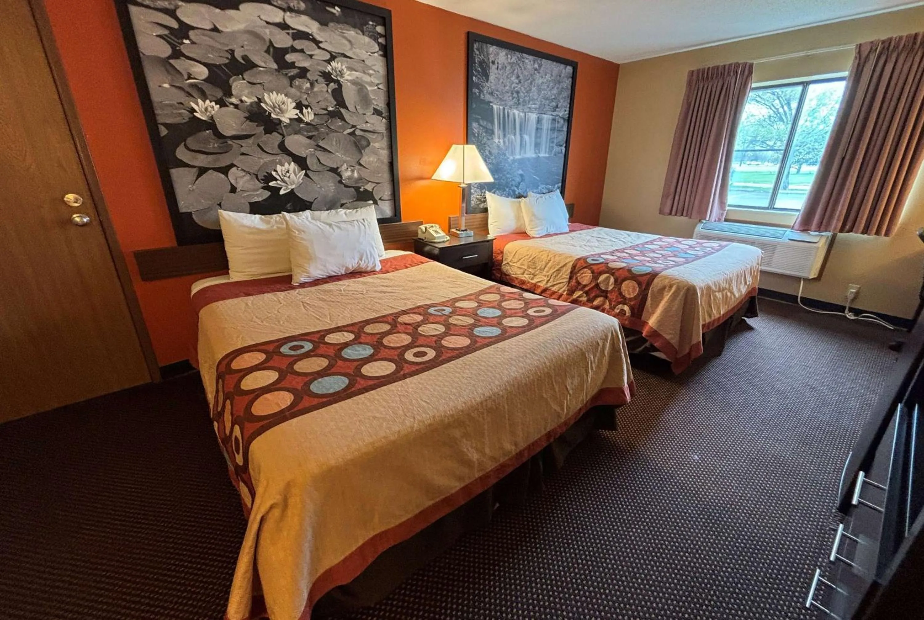Photo of the whole room, Bed in Super 8 by Wyndham Du Quoin
