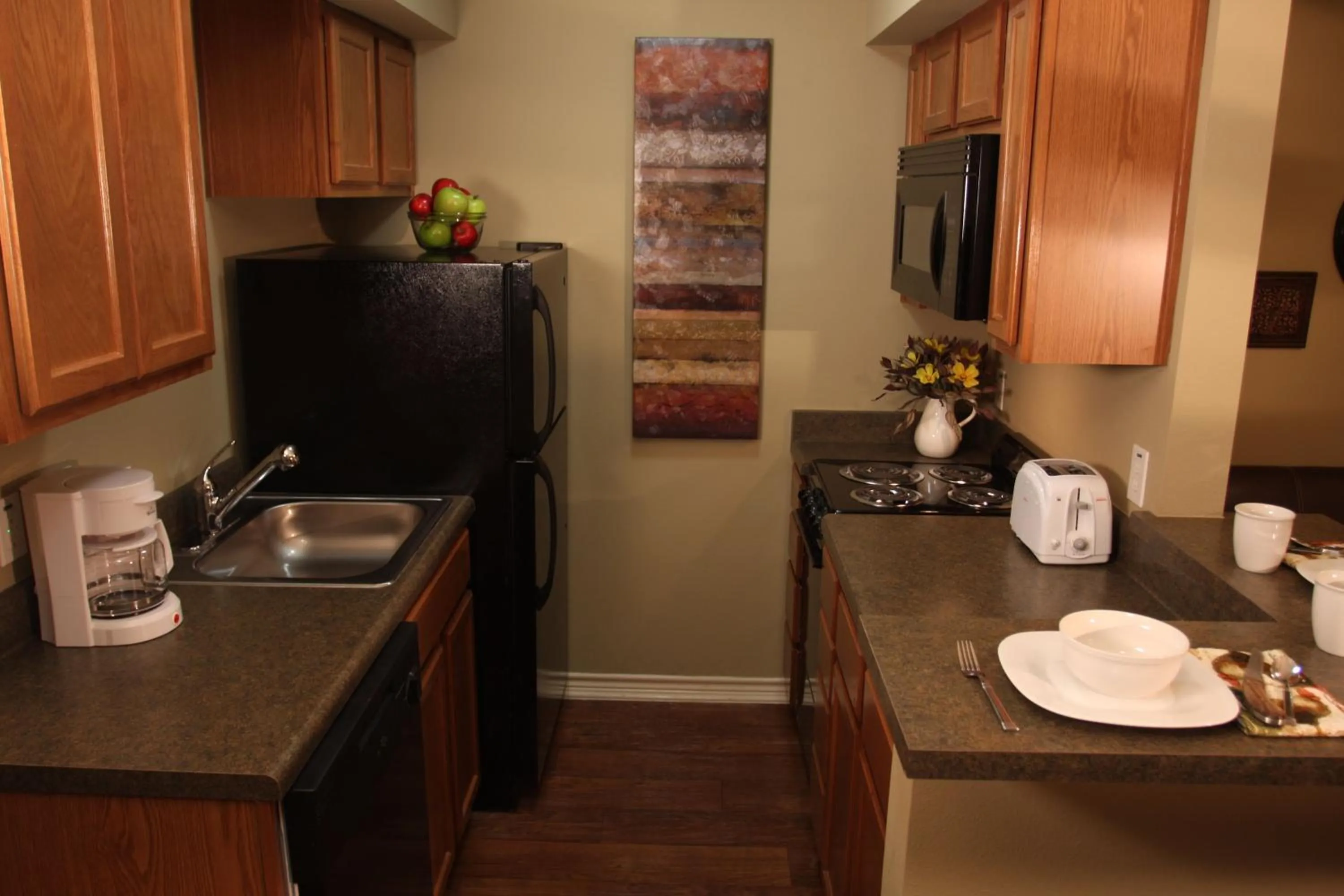 Kitchen or kitchenette in Eagle's Den Suites Kenedy a Travelodge by Wyndham