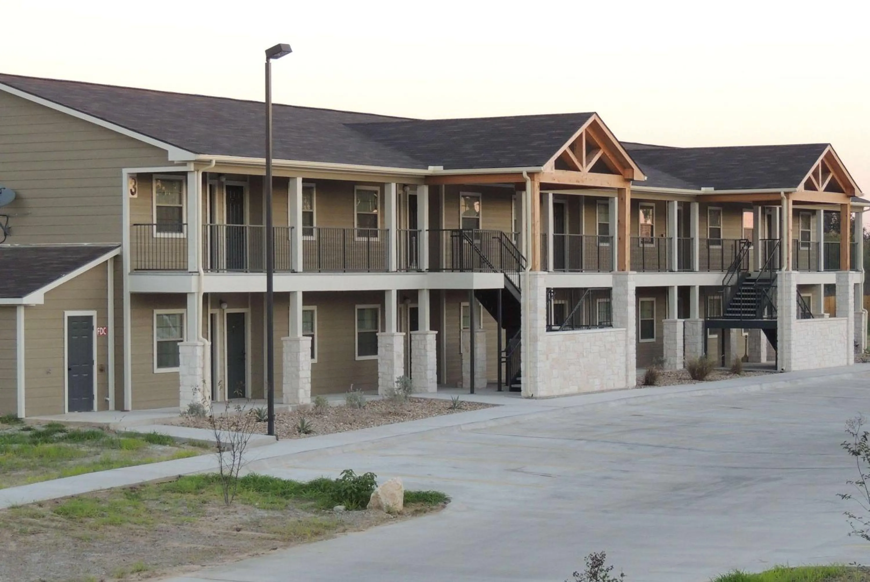 Property building in Eagle's Den Suites Kenedy a Travelodge by Wyndham