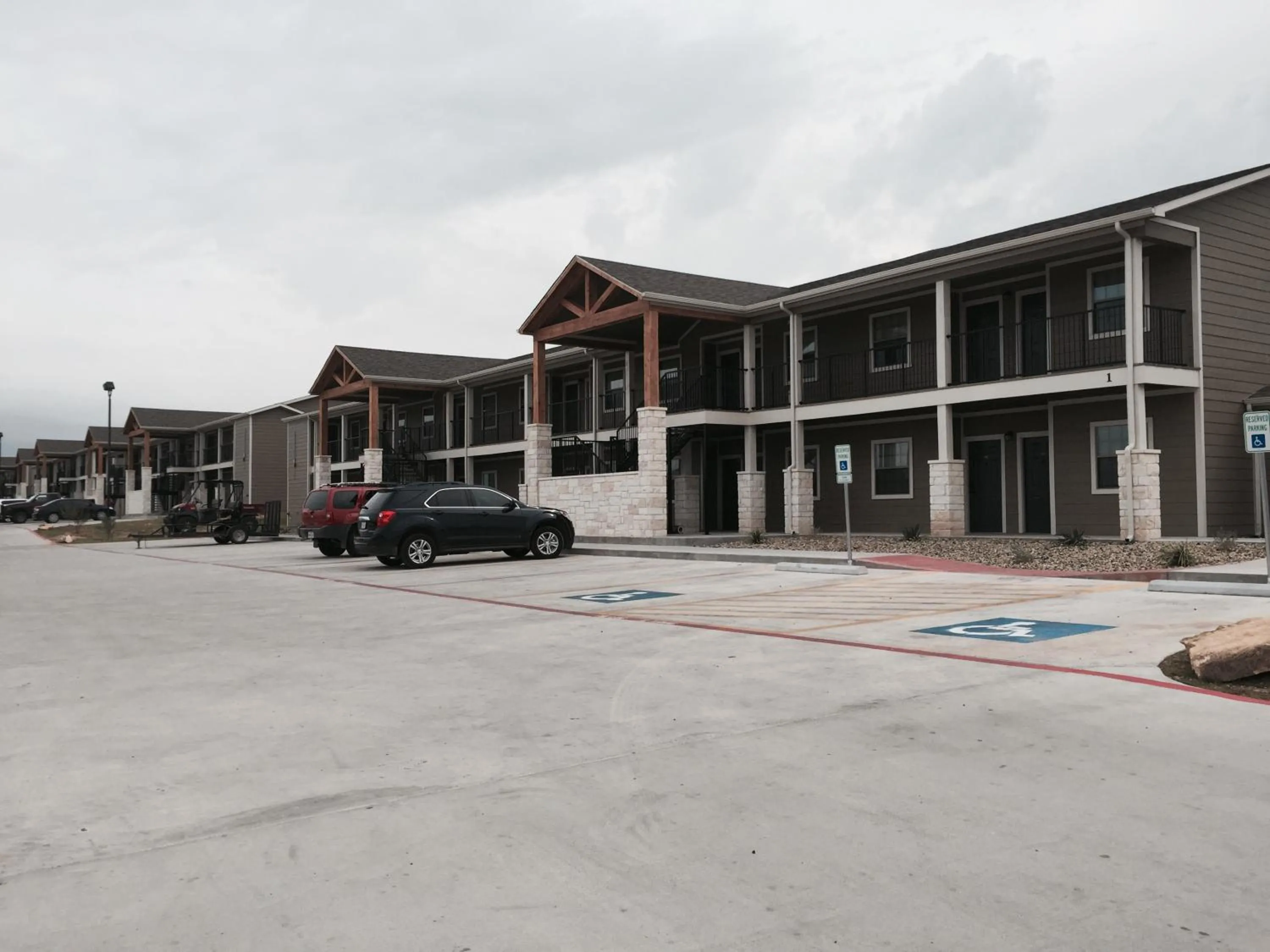 Property building in Eagle's Den Suites Kenedy a Travelodge by Wyndham