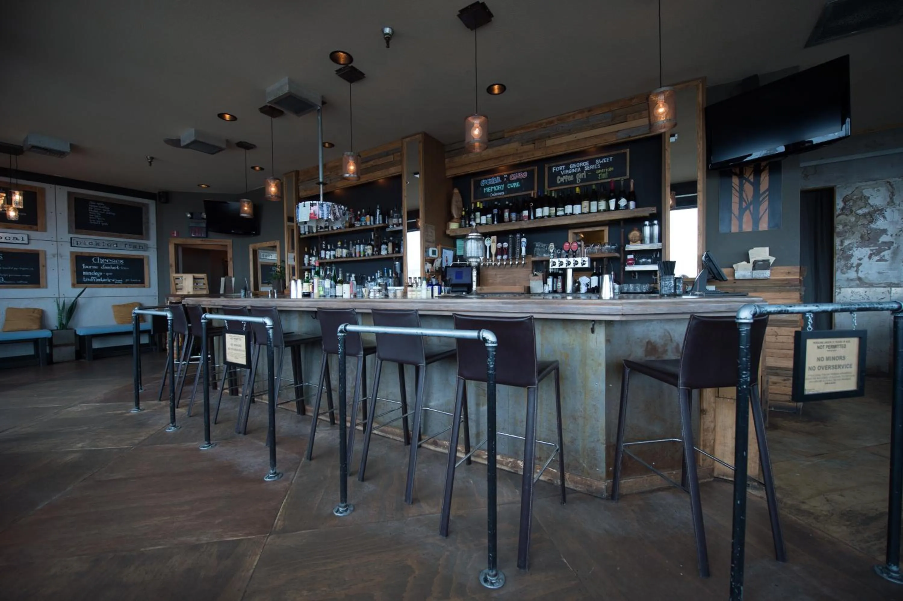 Restaurant/places to eat in Adrift Hotel