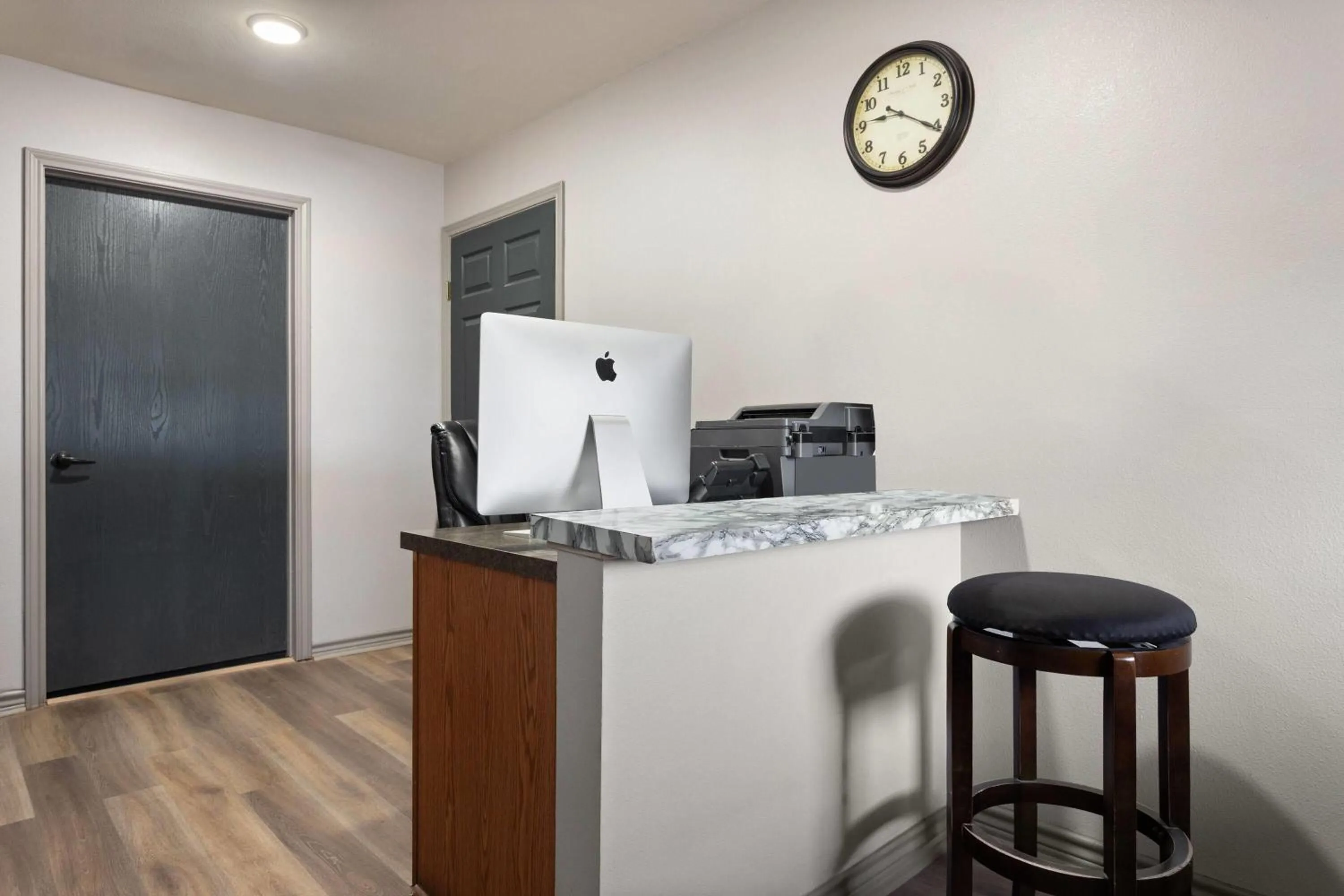 Lobby or reception in Eagle's Den Suites Carrizo Springs a Travelodge by Wyndham