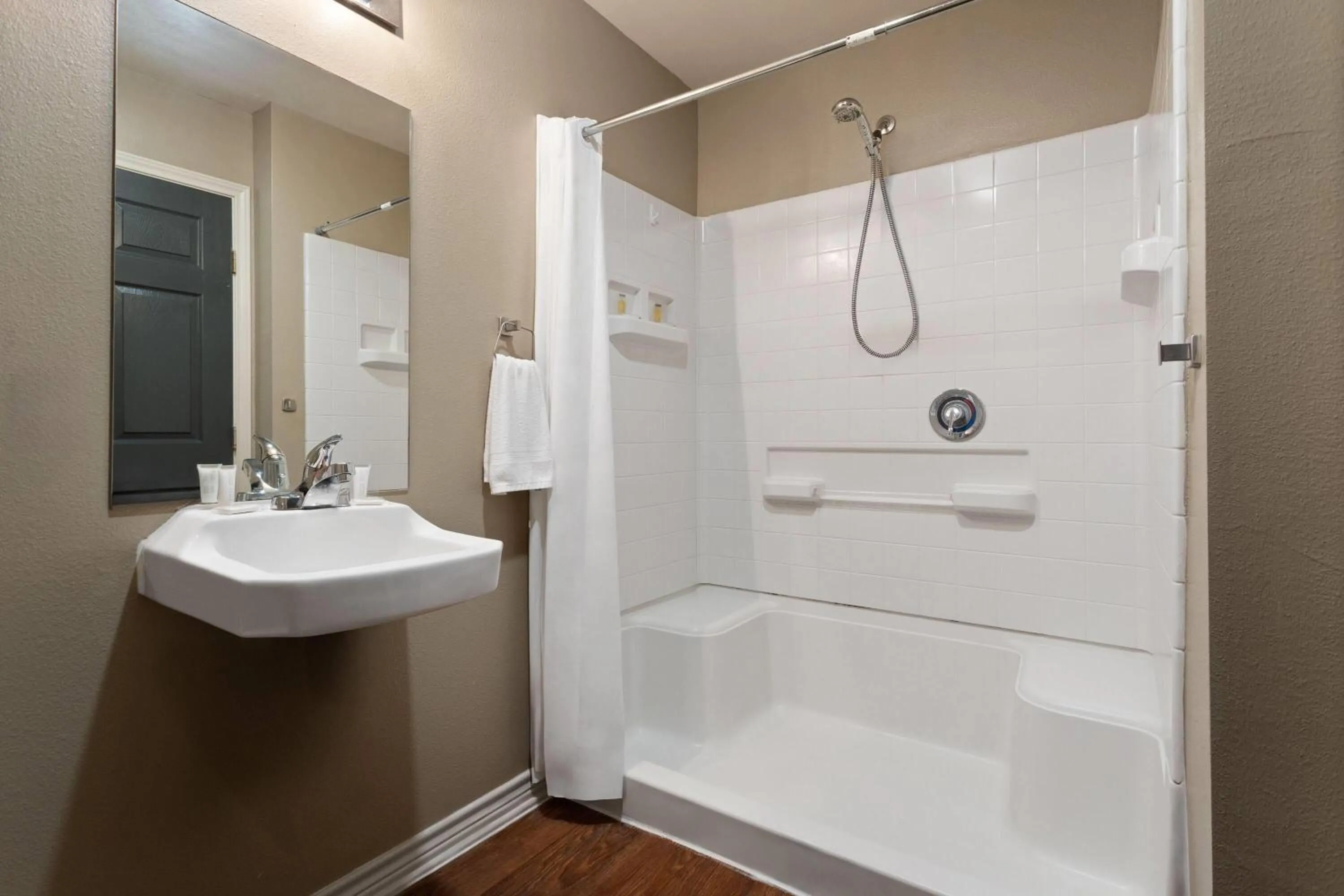 Shower in Eagle's Den Suites Carrizo Springs a Travelodge by Wyndham