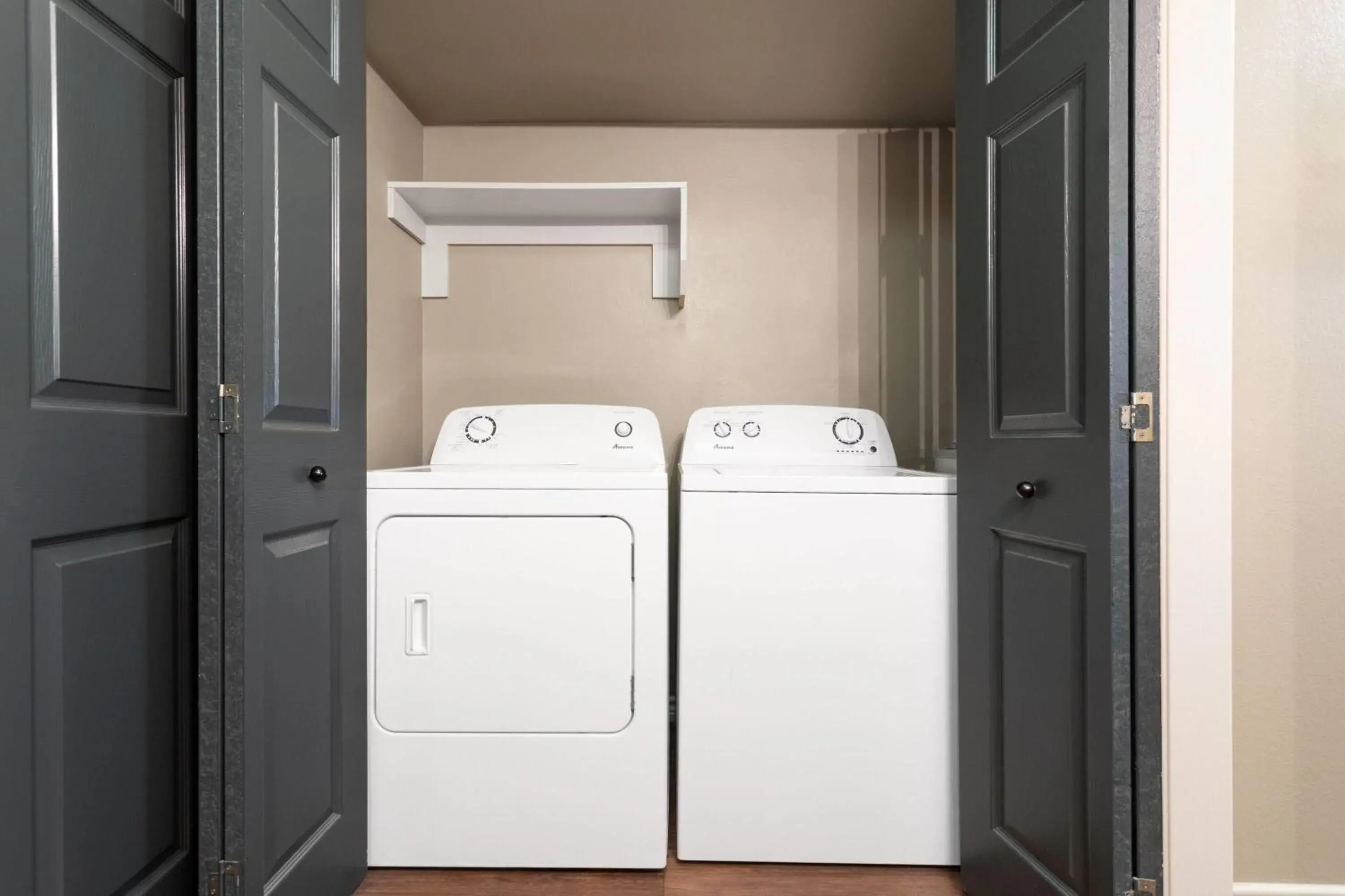 One-Bedroom Queen Suite with Mobility Access and Roll-In Shower, Non-Smoking in Eagle's Den Suites Carrizo Springs a Travelodge by Wyndham One-Bedroom Queen Suite with Mobility Access and Roll-In Shower, Non-Smoking in Eagle's Den Suites Carrizo Springs a Travelodge by Wyndham