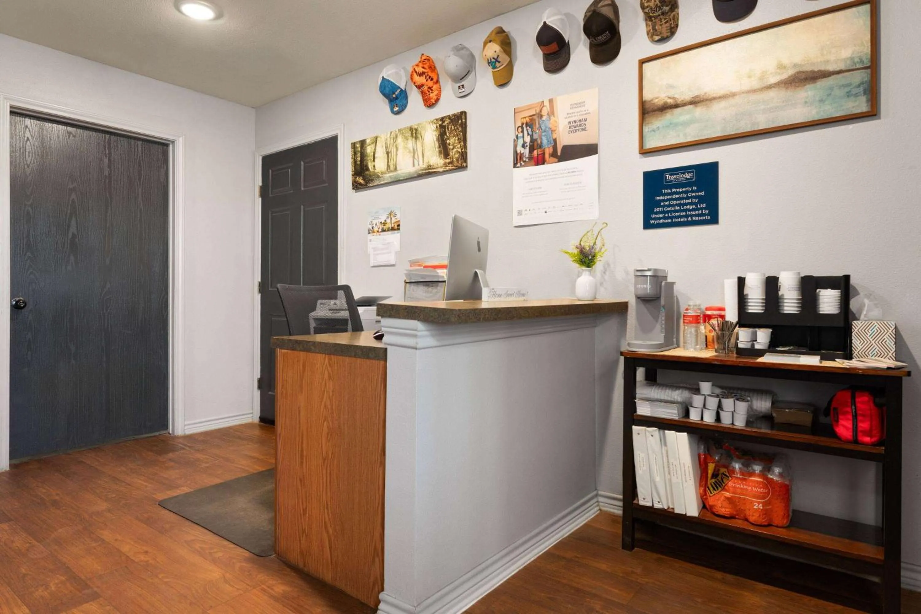 Lobby or reception in Eagle's Den Suites Cotulla a Travelodge by Wyndham