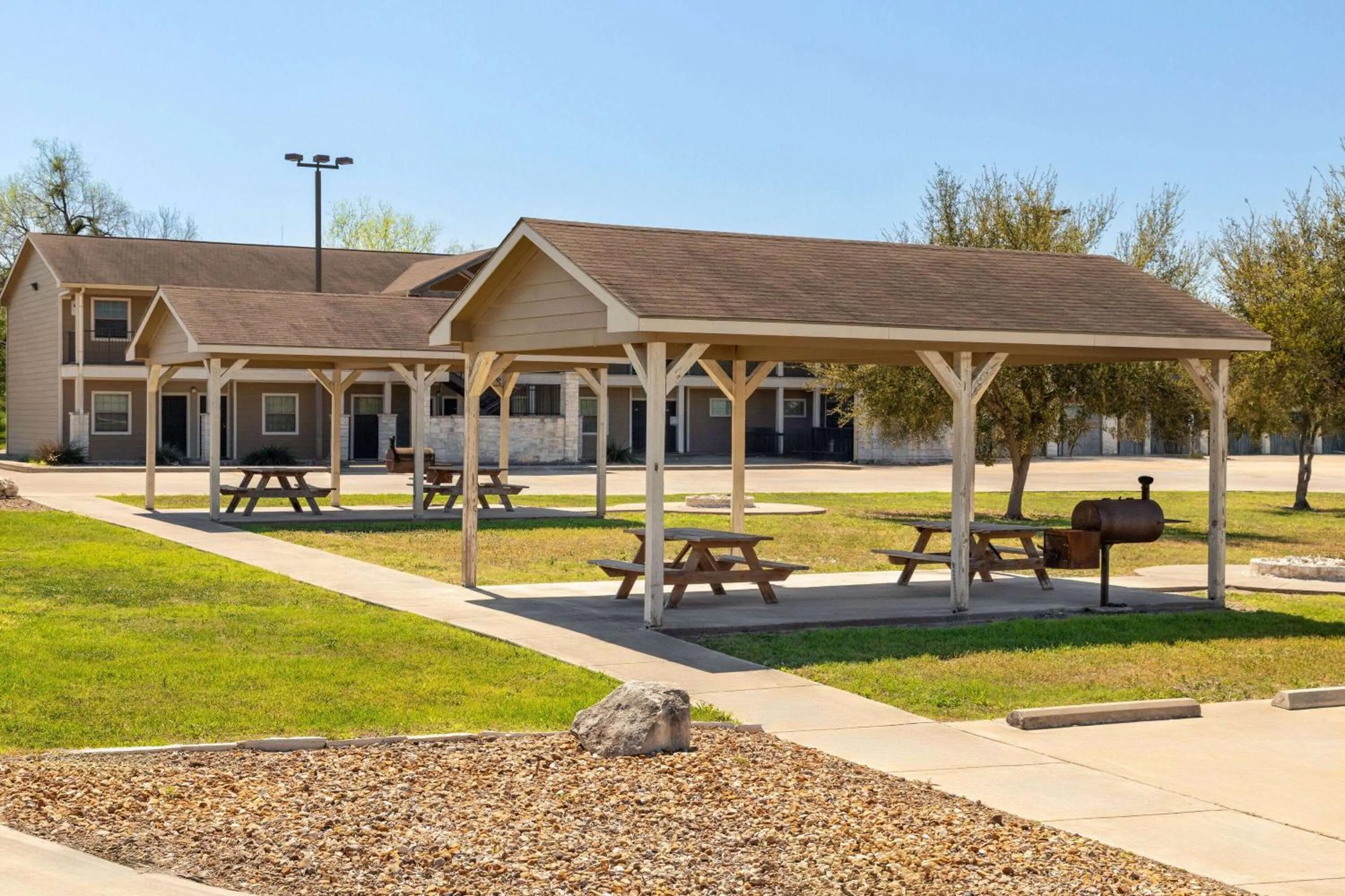 BBQ facilities in Eagle's Den Three Rivers Texas a Travelodge by Wyndham