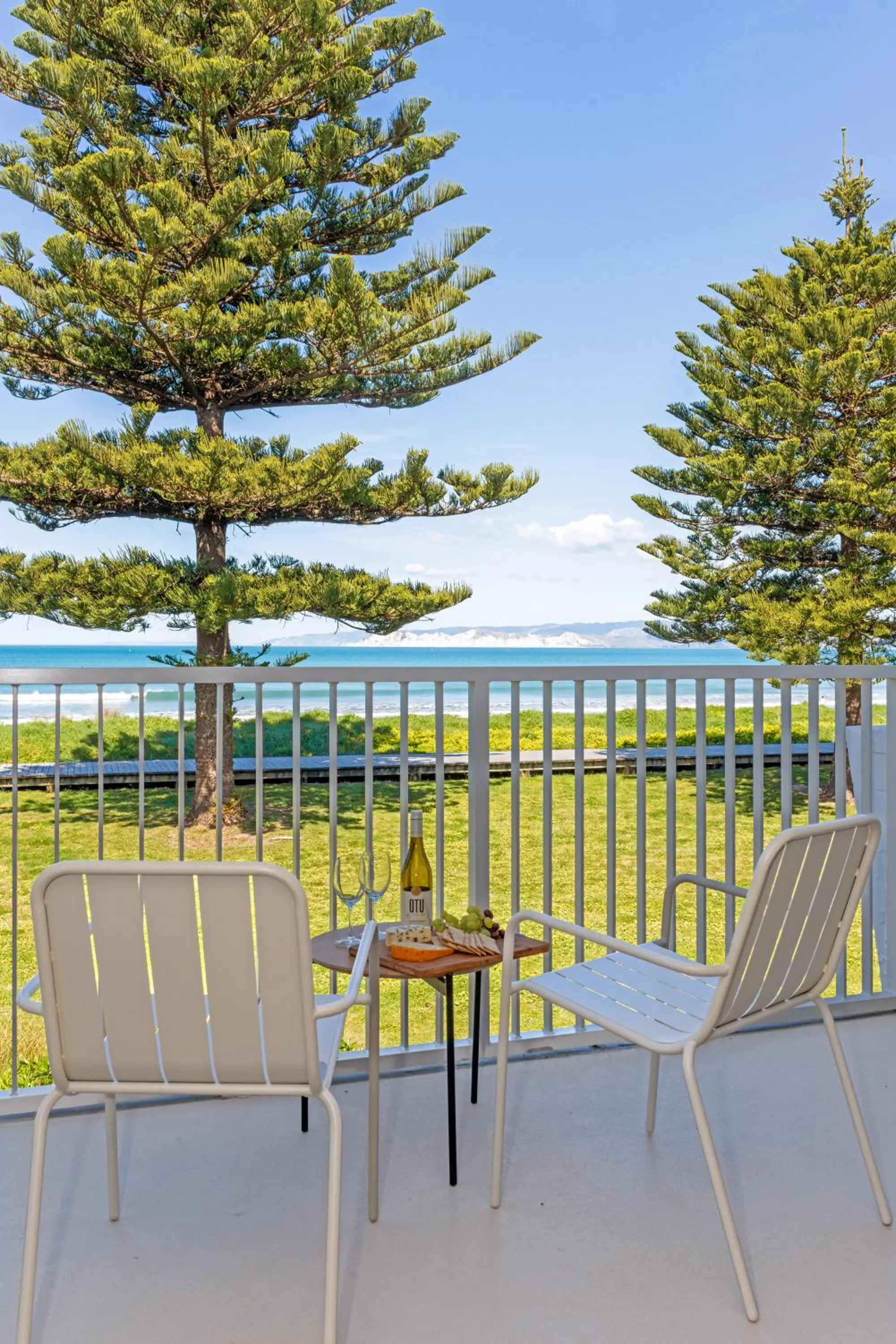 Whispering Sands Beachfront Motel