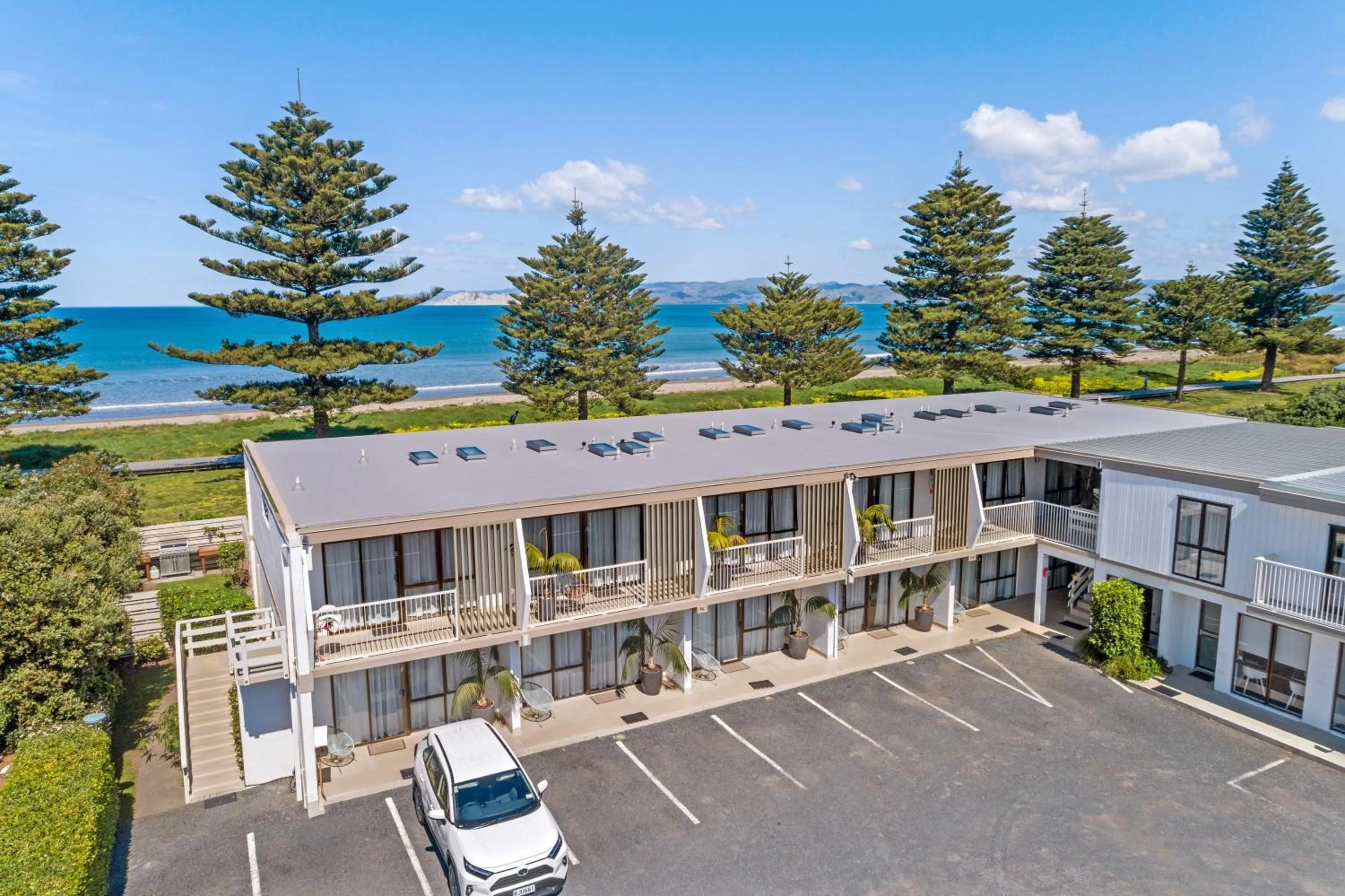 Whispering Sands Beachfront Motel