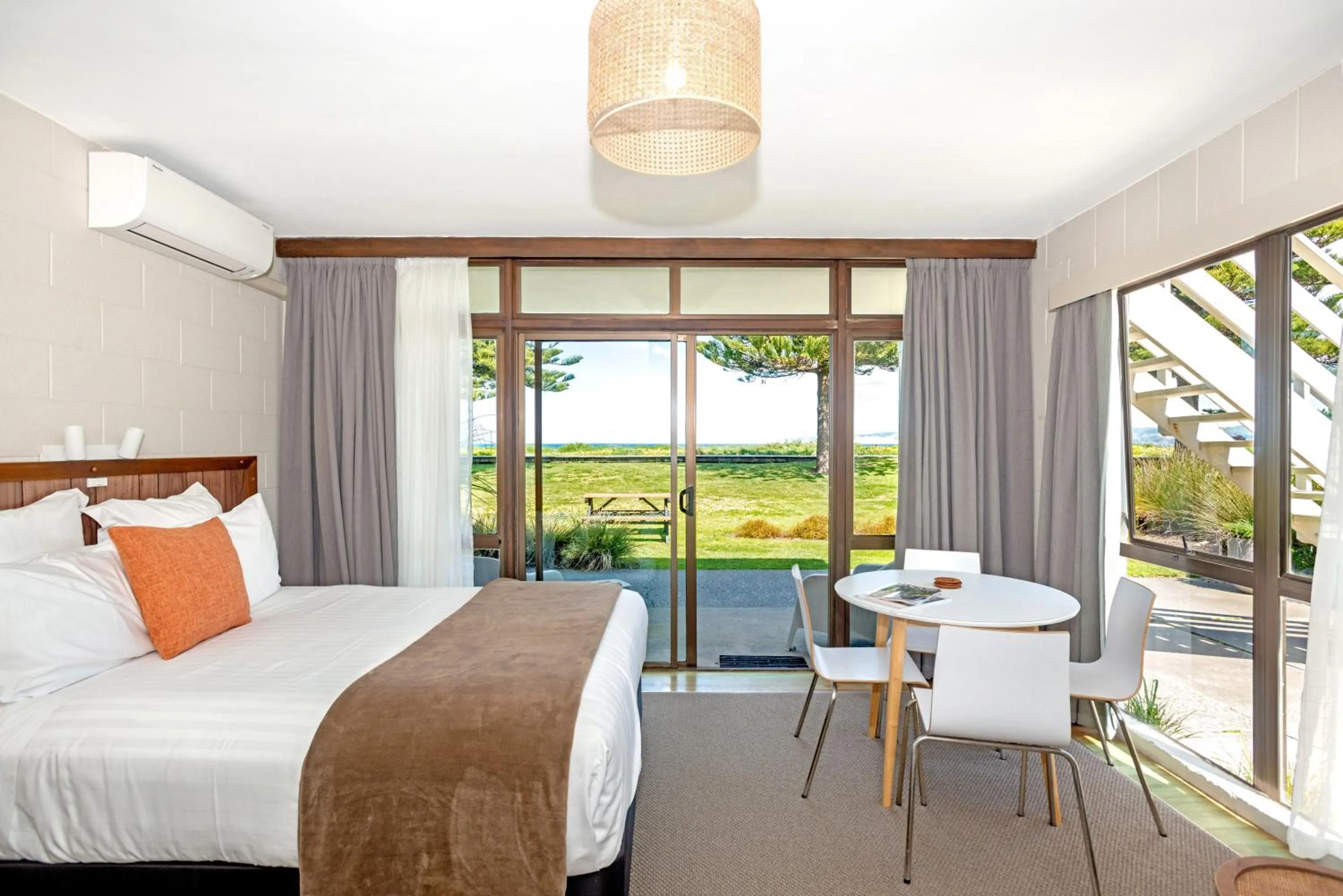 Bed in Whispering Sands Beachfront Motel