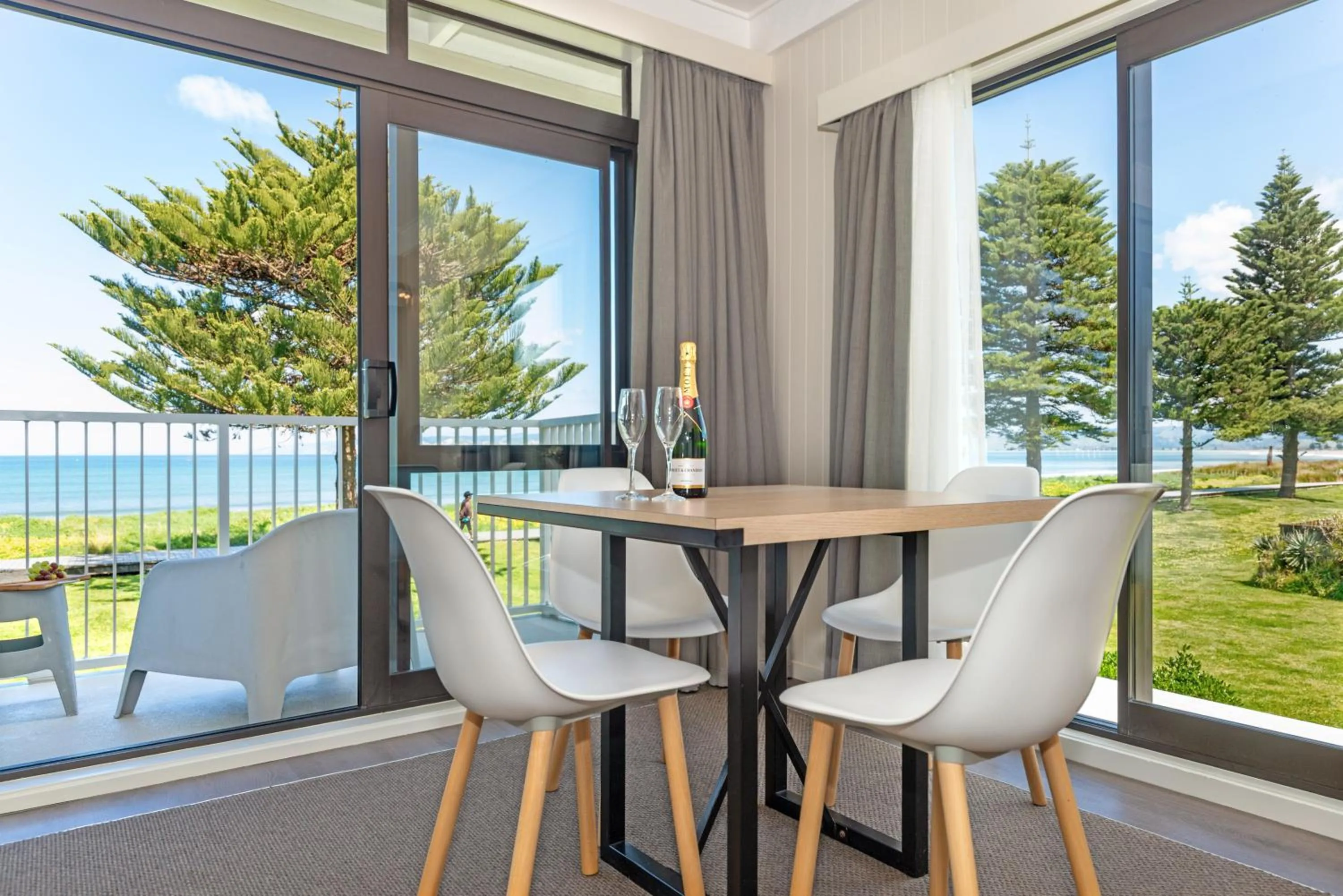 Whispering Sands Beachfront Motel