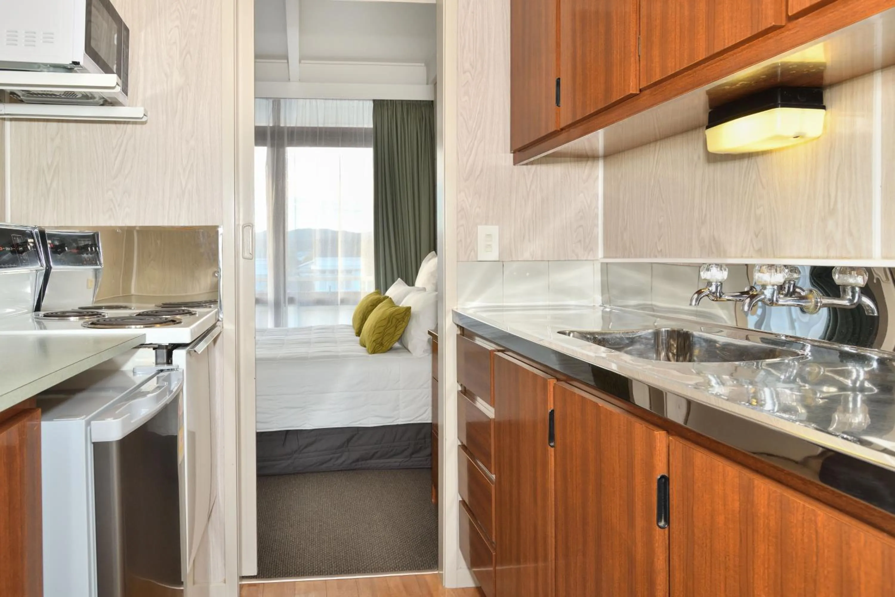 Whispering Sands Beachfront Motel