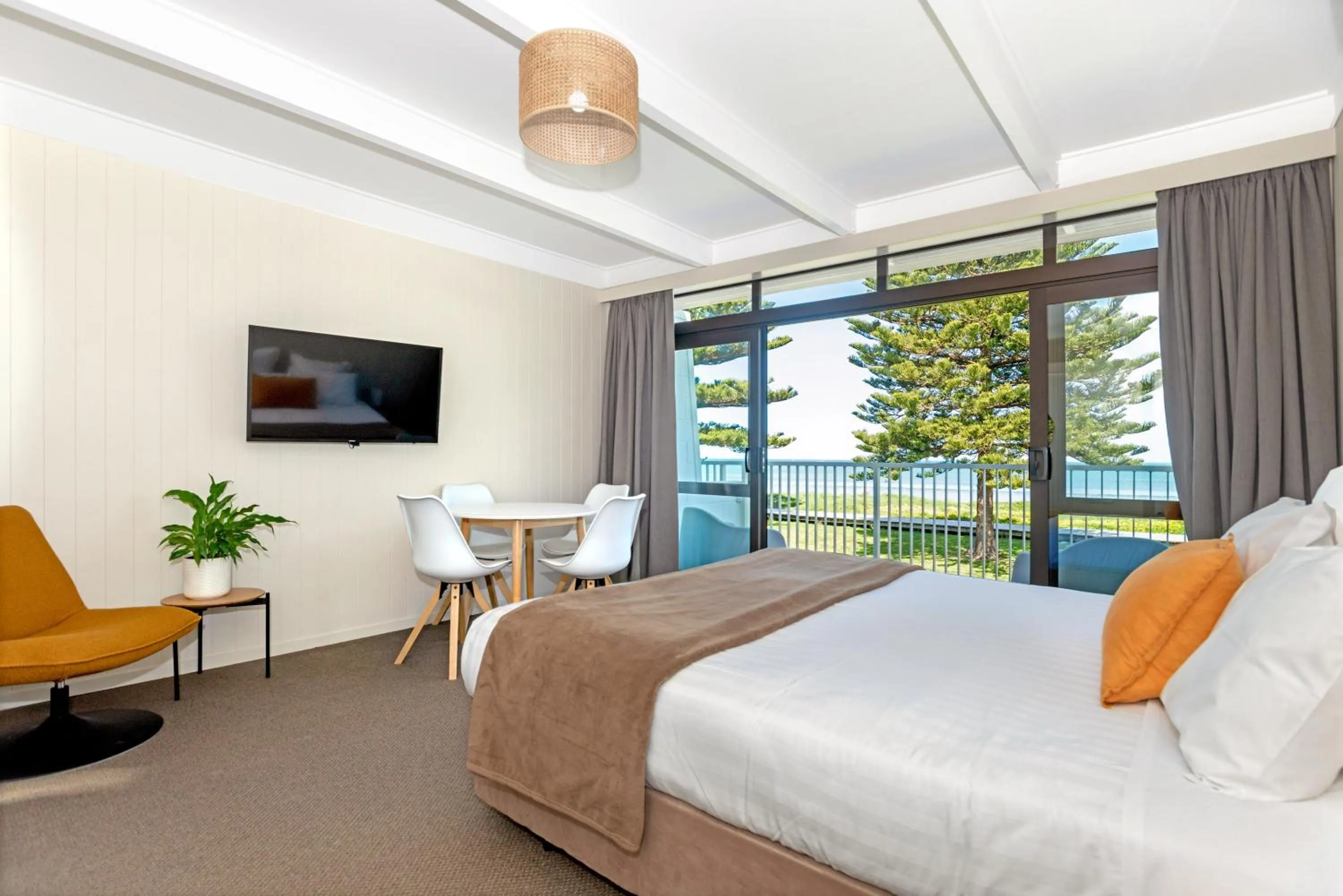 Bed in Whispering Sands Beachfront Motel