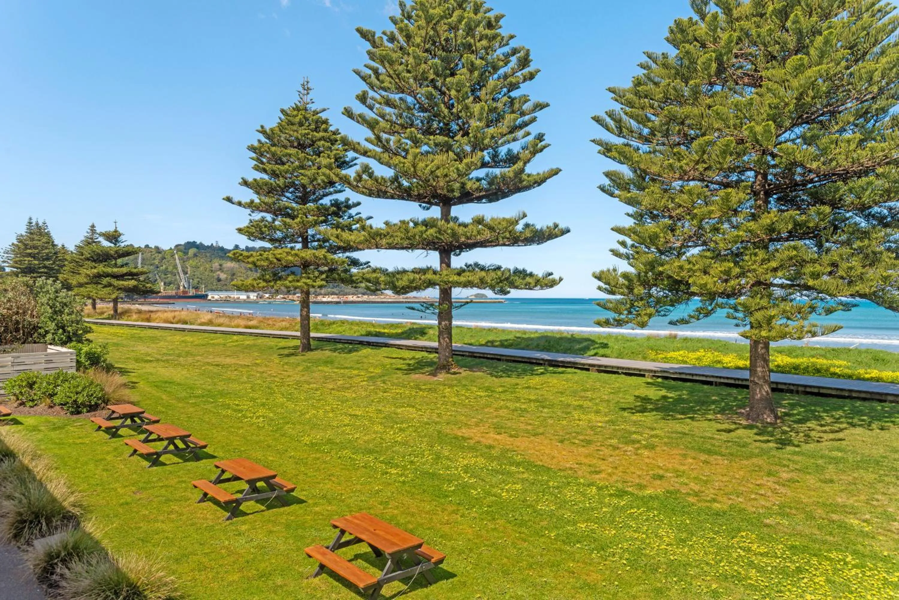 Whispering Sands Beachfront Motel