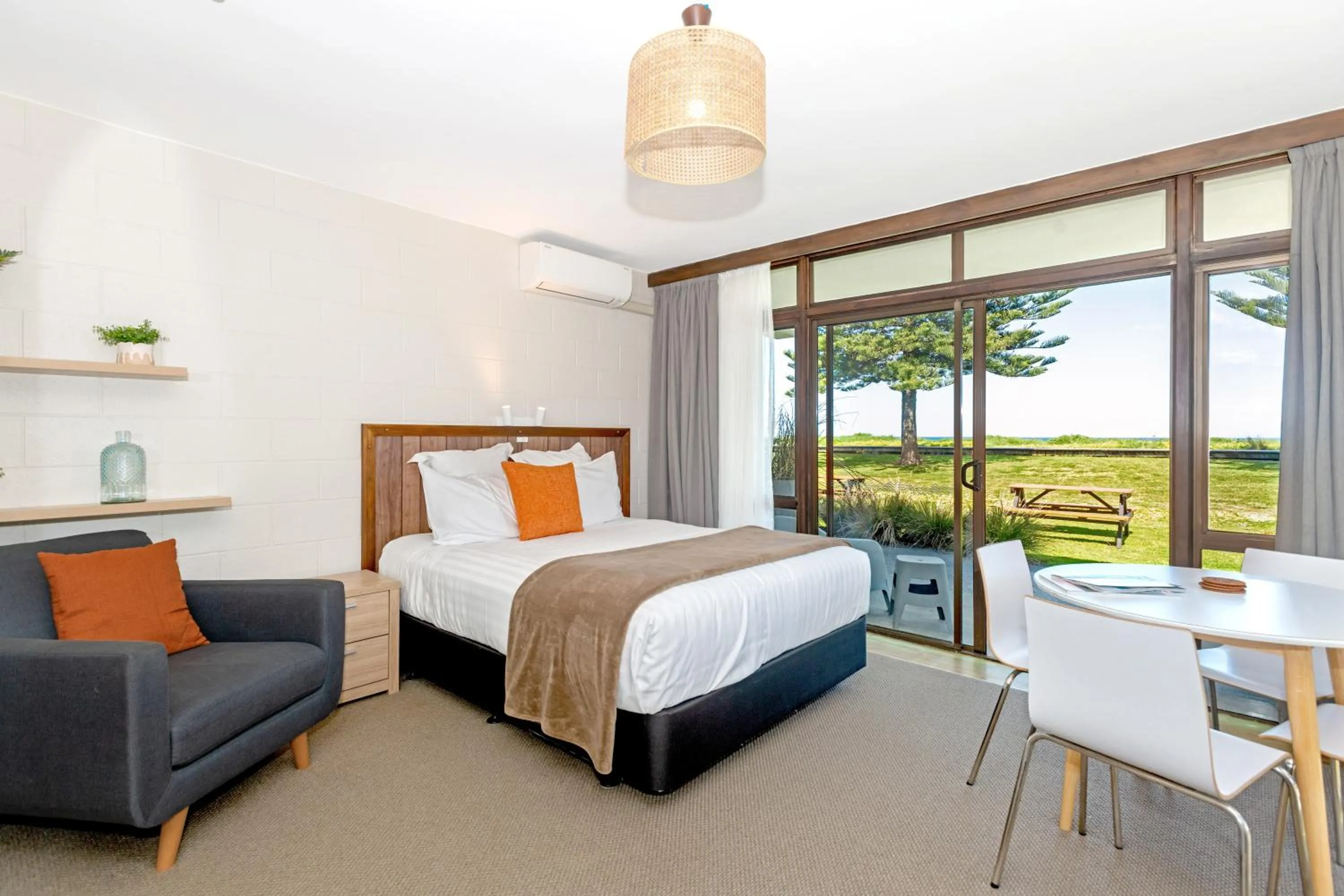 Bed in Whispering Sands Beachfront Motel