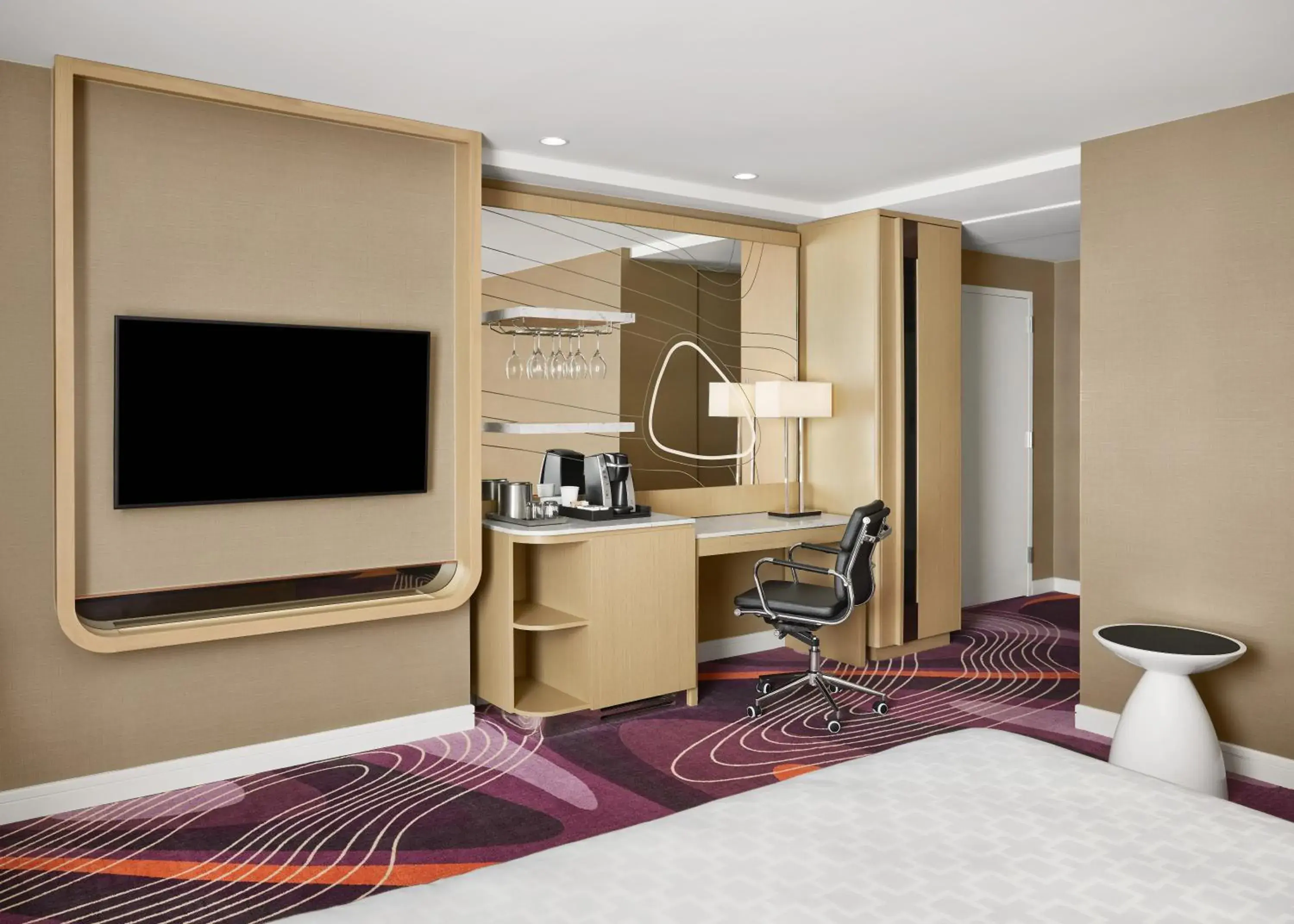 Deluxe One King Bed Pool View in Pasadena Hotel & Pool Deluxe One King Bed Pool View in Pasadena Hotel & Pool