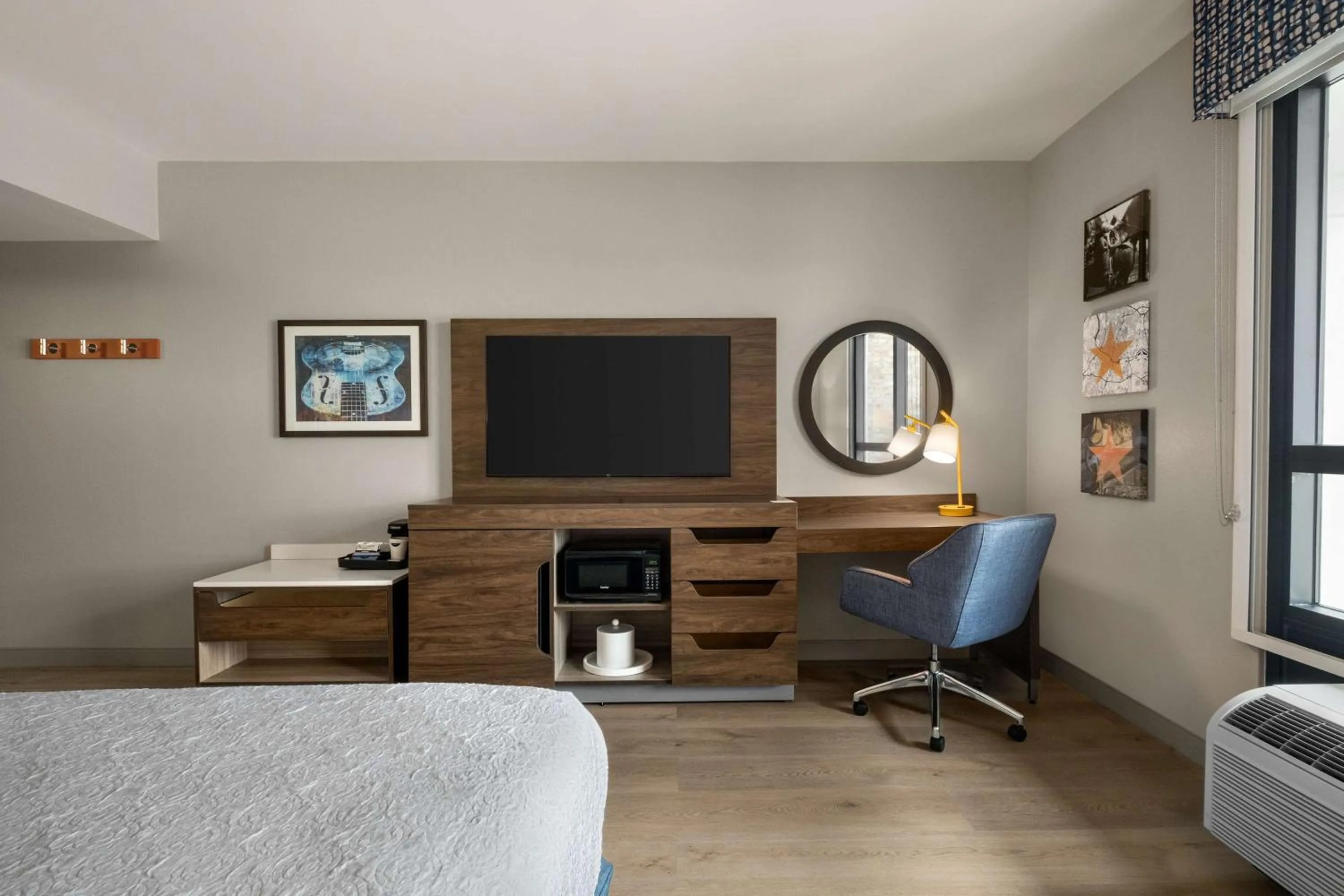 TV and multimedia in Hampton Inn Austin East Side 5th Street