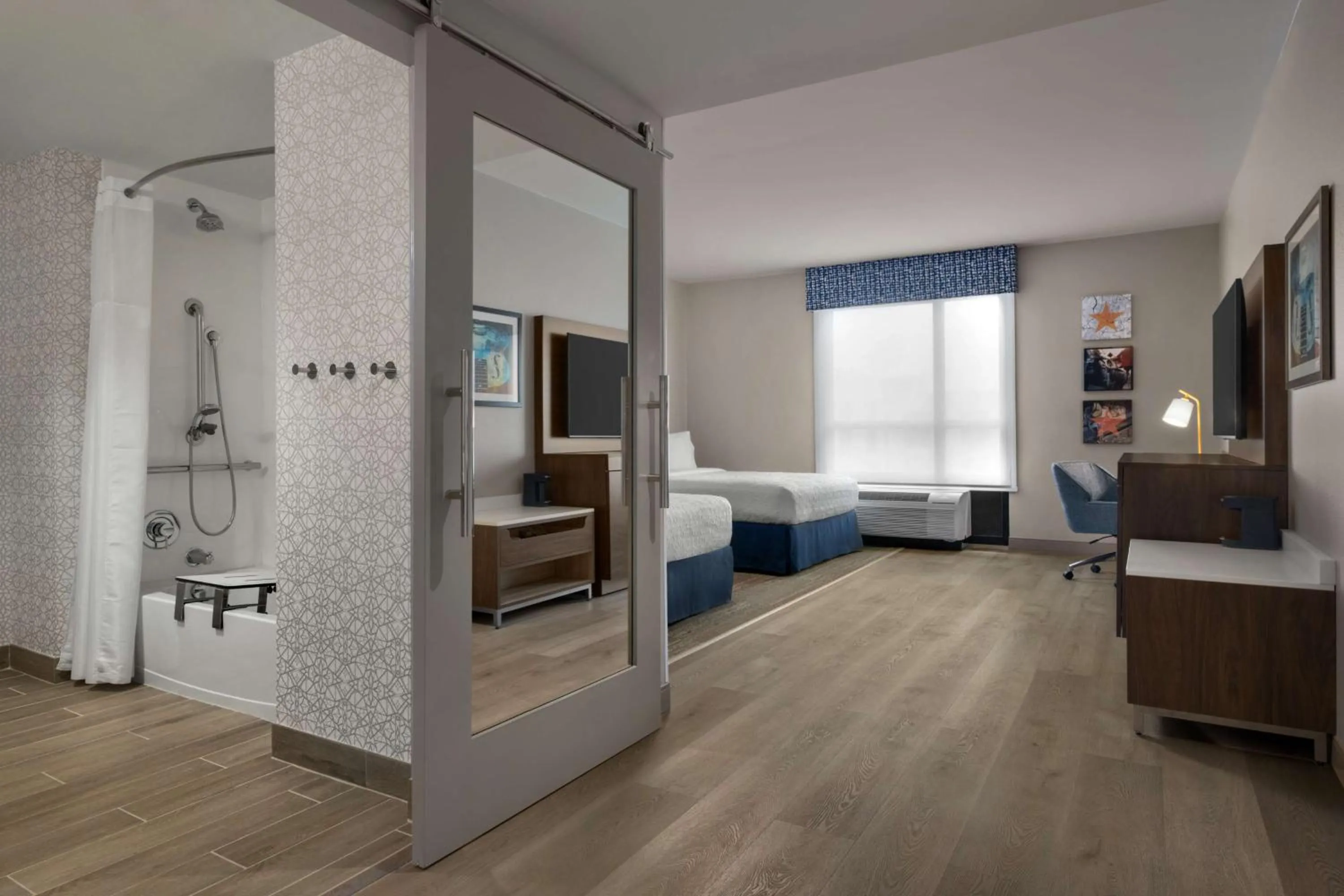 Bathroom, Bed in Hampton Inn Austin East Side 5th Street