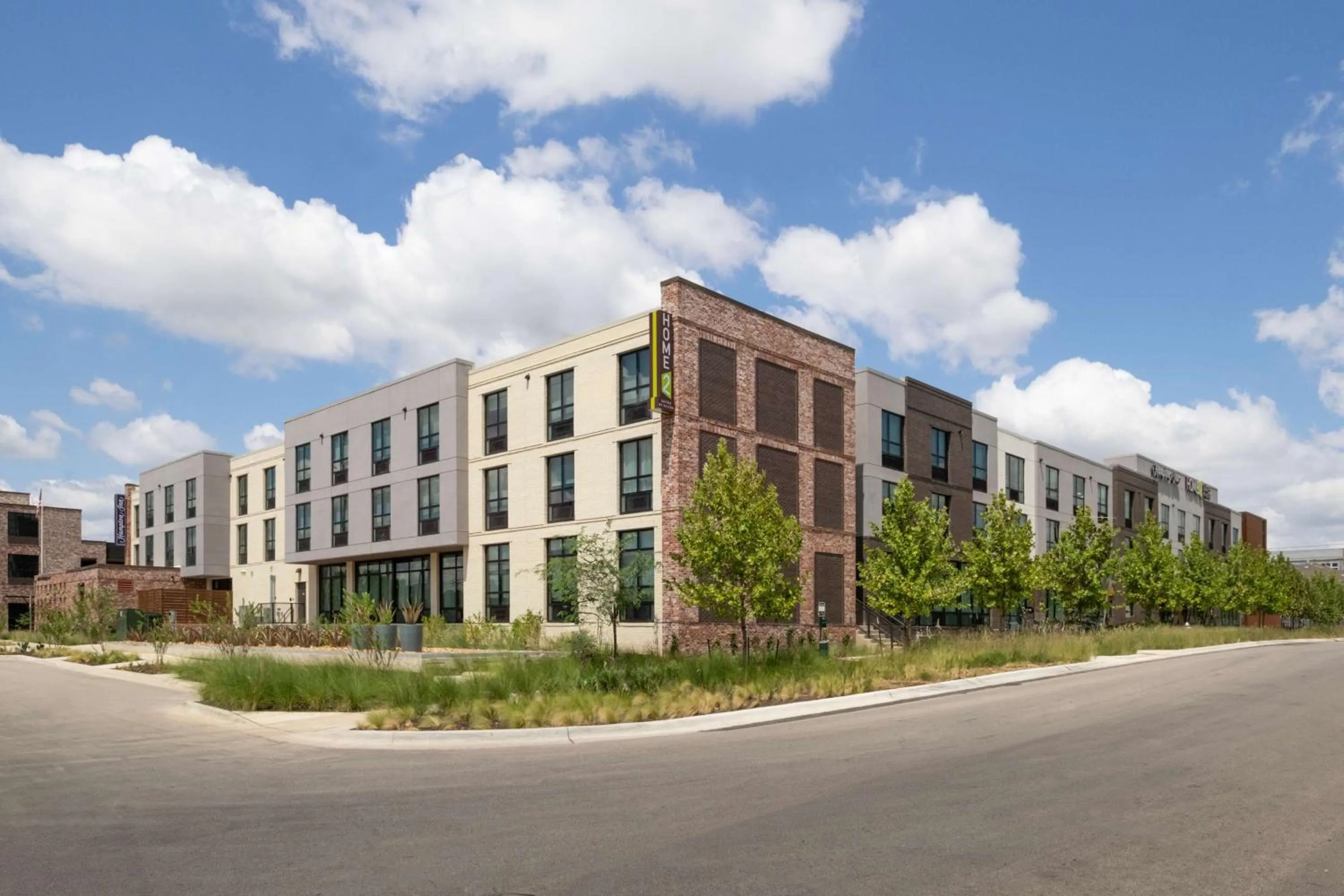Property building in Hampton Inn Austin East Side 5th Street