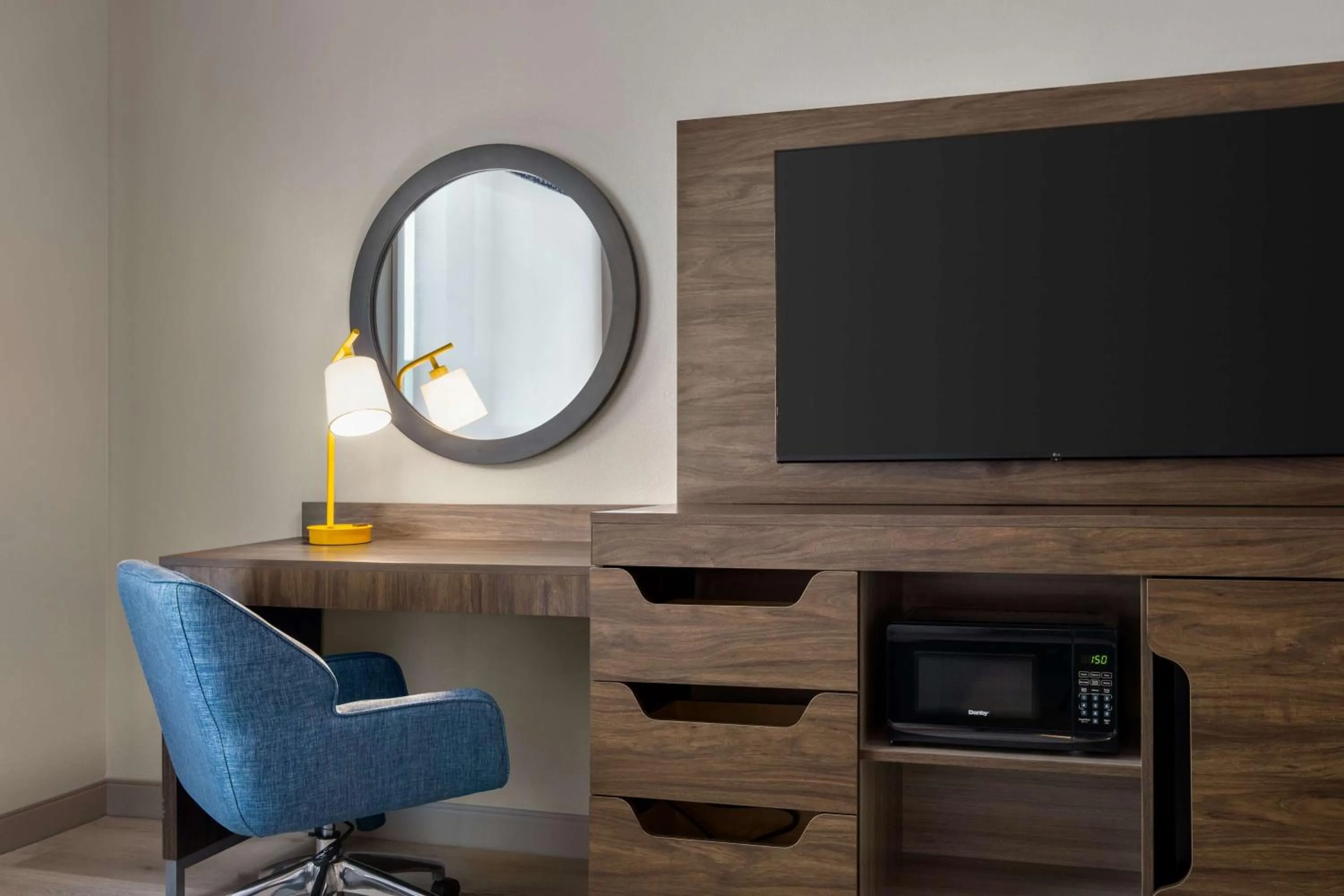 TV and multimedia in Hampton Inn Austin East Side 5th Street