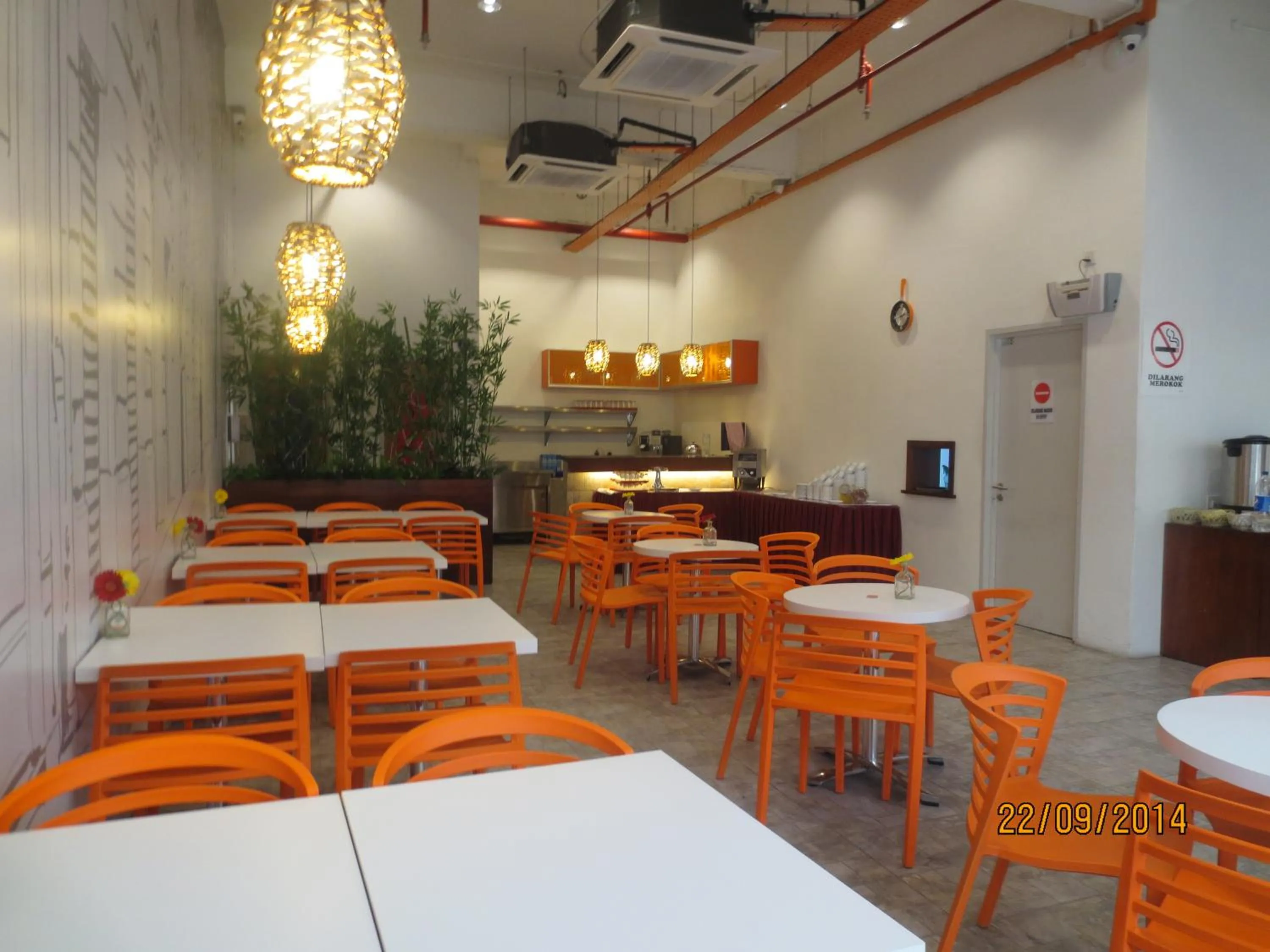 Restaurant/places to eat in The Explorer Hotel