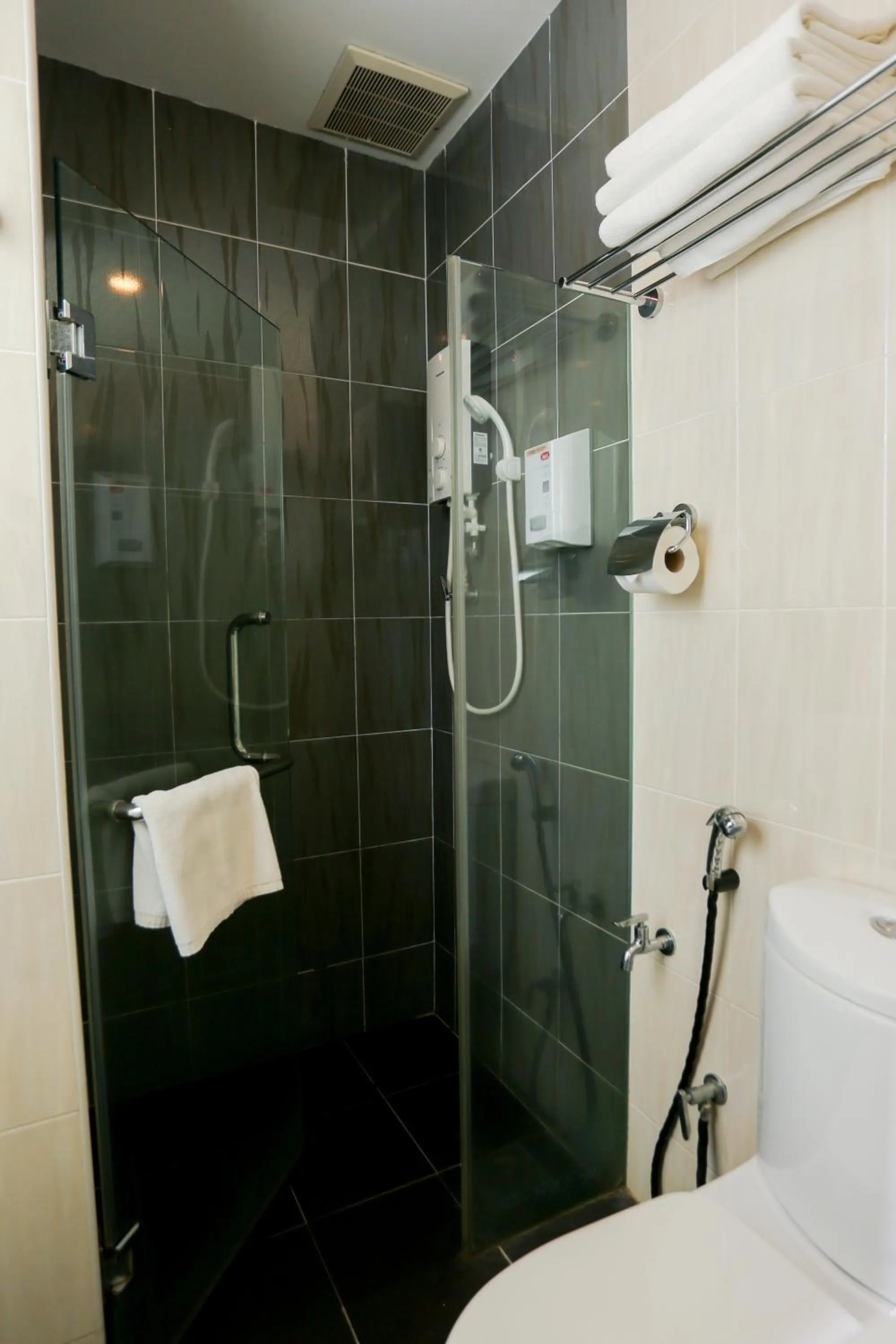 Shower in The Explorer Hotel