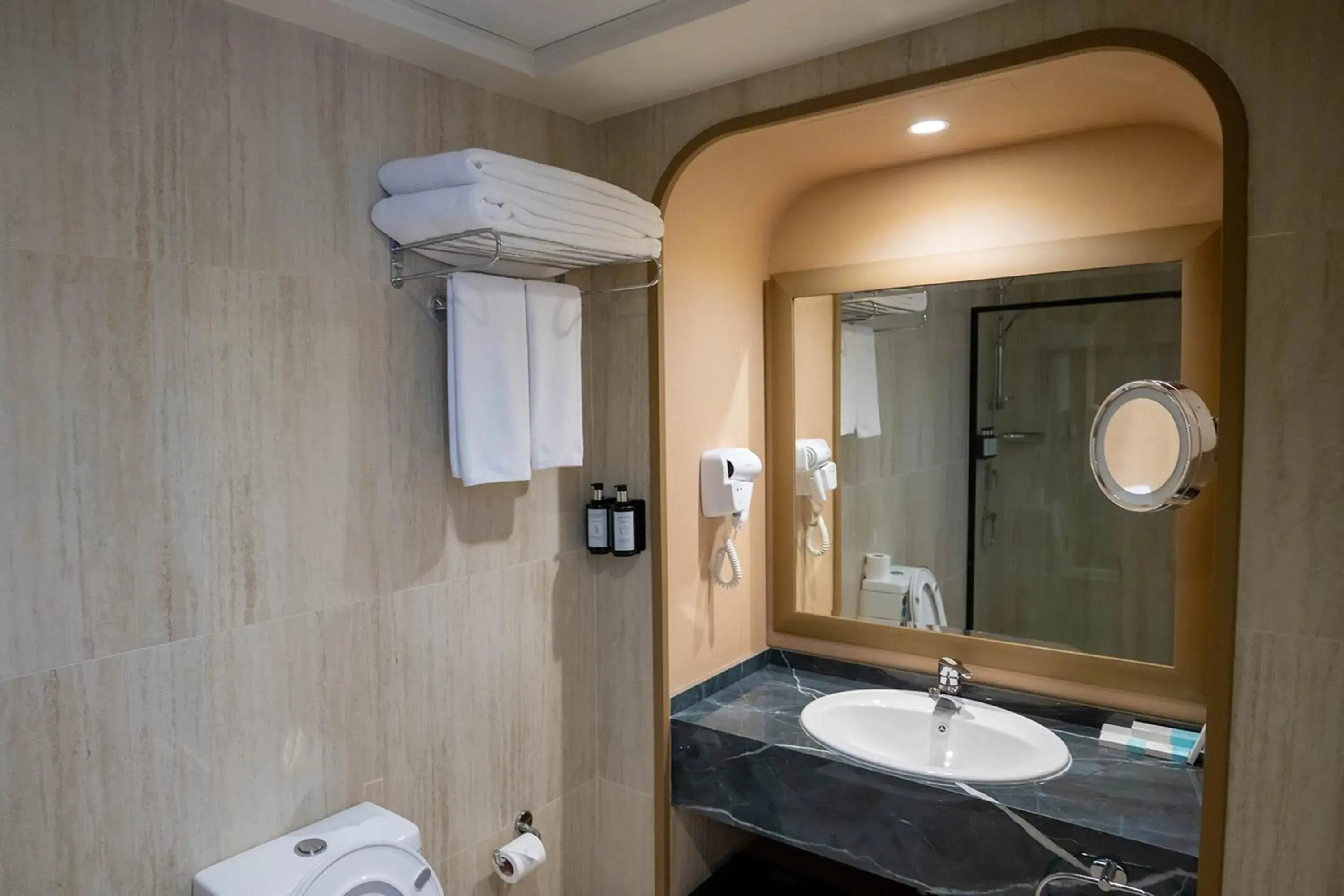 Deluxe Twin Room Sea View in Sheraton Khalidiya Hotel Deluxe Twin Room Sea View in Sheraton Khalidiya Hotel