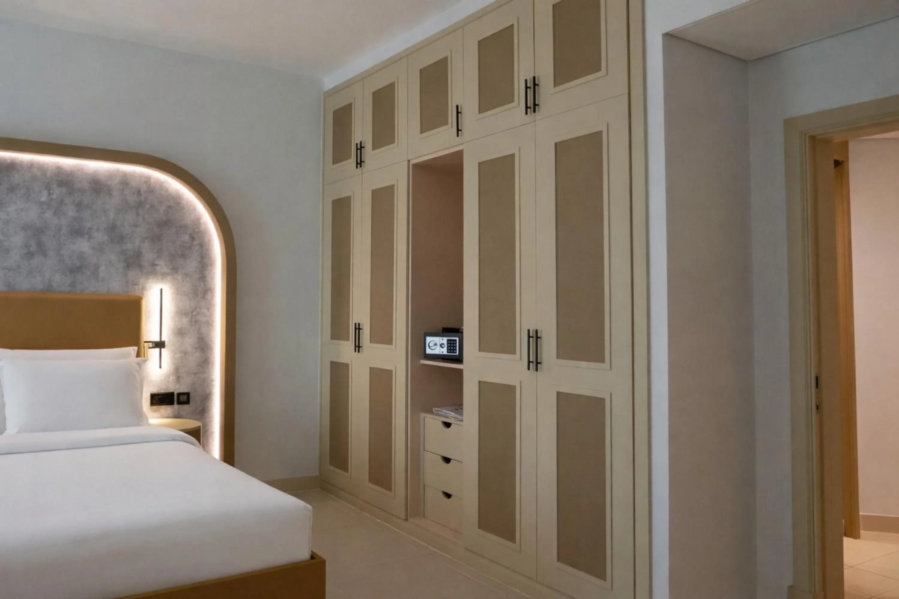 Bedroom, Bed in Sheraton Khalidiya Hotel