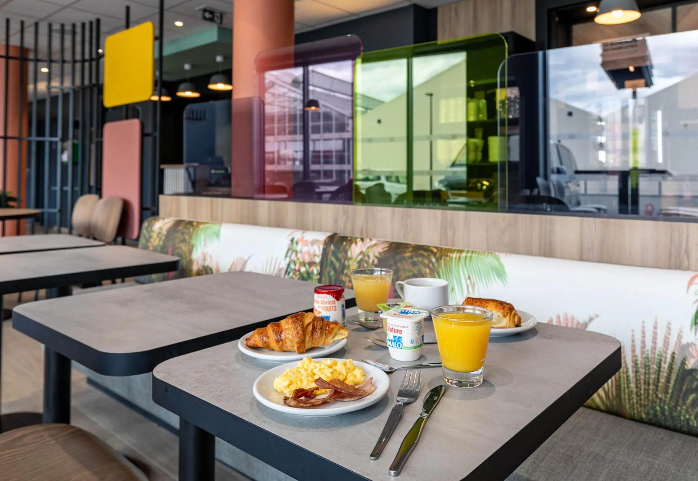 Restaurant/places to eat in B&B HOTEL Mulhouse Bâle Aéroport